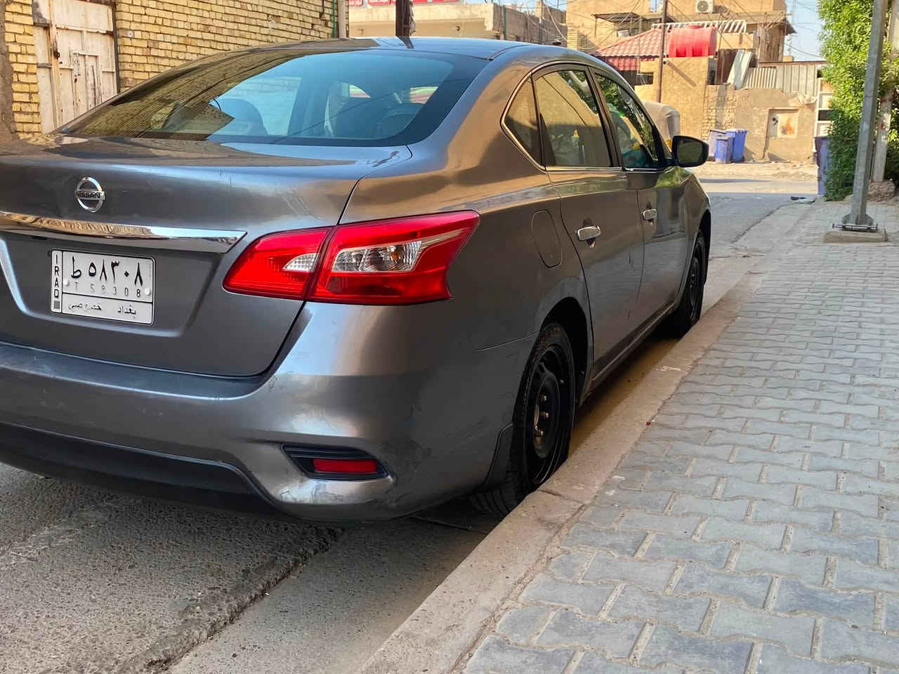 السلام عليكم شبابنا الاعزاء
اسم السياره / نيسان سنترا 
الموديل / 2018 
اللون / فيلي 
العيوب / مبدل بنيد وچاملغ الايسر وصبغ شبرين بالباب مال السايق + الشخط الي بلباب الخلفي كما موضح بالصوره ع نفس الوضع ما مصلح 
الگير / cvt
السياره خير من الله 
وين ما يعجبك شغل واطلع 
مفيده لاصحاب بَلي 
الاستفسار / ***********
الشراي فقط يتصل بدون زحمه
