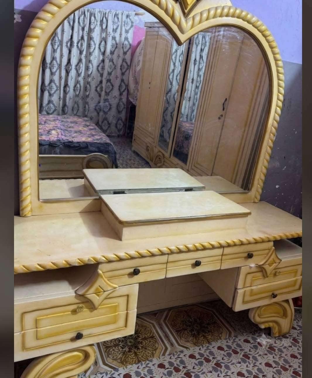 غرفه كويتي نضيفه 650الف
***********
