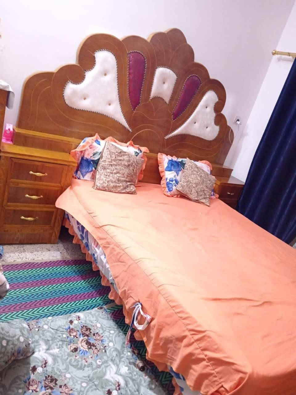 سلام عليكم 
غرفة اخشاب صاج شغل درجة أولى أخت الجديده
اريد ابيع لان نقلت على بيت اخر والغرفة كبيره
السعر ٩٥٠ الف دينار وبيها مجال بسيط.
العنوان كربلاء حي الرسالة ***********
