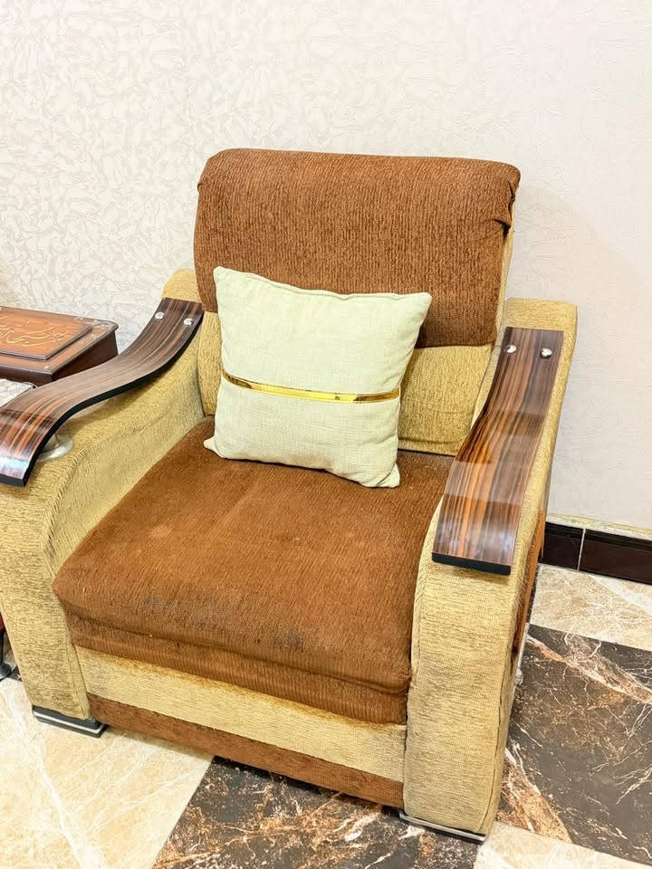 سلام عليكم القنفات  بسعر ٧٥ الميز الجام بسعر ٢٥ والميز الطعام الأحمر بسعر80 اسعار قابل لتفاوض مراسله الرقم ***********
