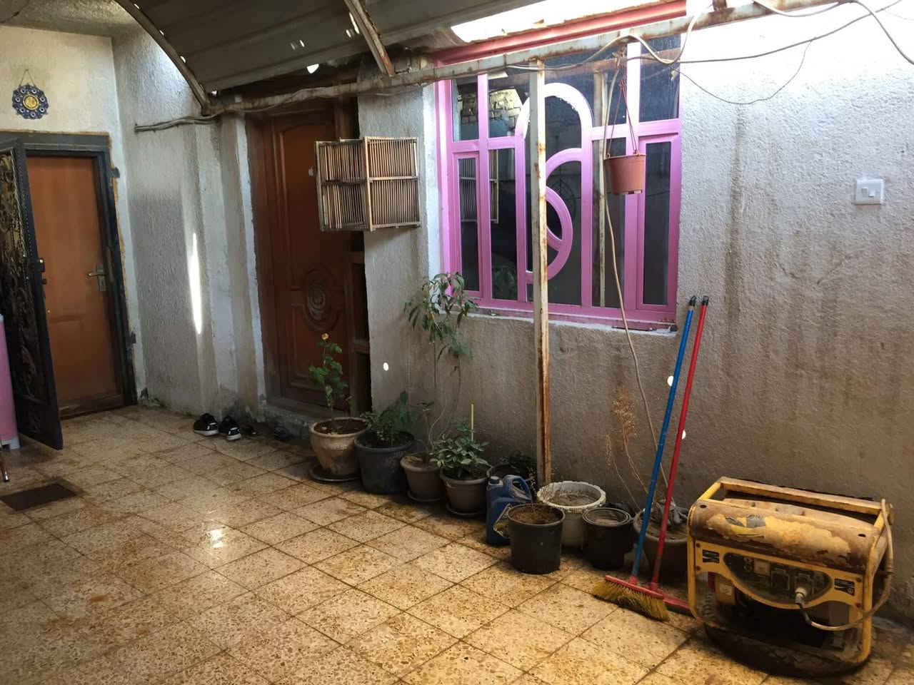 البيت مساحتة 137 يتكون من غرفتين منام و رالغرف مشاي و مخزن و صحيات ومطبخ واستقبل وكراج كبير واستقبال كبير العنوان ال 20 دار القديمة (البيت جاهز من كلشي وشغل درجة اولى) الصفر مقابل منطقة الكزيزة للاستفسار اتصل على الرقم *********** @الجميع
