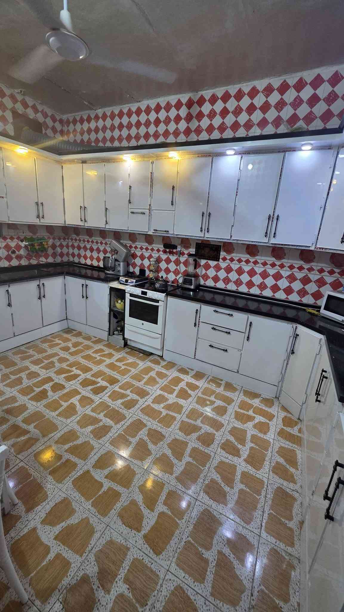 بيت للبيع طابو صرف
بيت طابو صرف ملك مساحه 330 يحتوي على 3 غرف كبار وحده سويت 
يحتوي على ديوان كبير مساحه 10×4
يحتوي على استقبال و موزع مساحه 6×5
يحتوي على 2 صحيات 
مطبخ 5×5
 في القرنه هور السعد مقابيل مدرسه سامراء بيت كامل طابق واحد 
و الطابق الثاني واصل للرباط بناء طابوك  لبيت     رقم ***********

