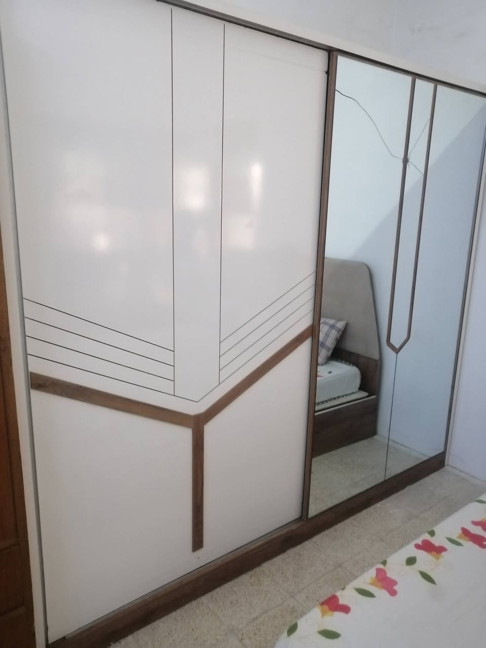 السلام عليكم غرفه خمس قطع للبيع بدون دوشك والمرايه مال الكنتور بيها فطر
***********
***********

