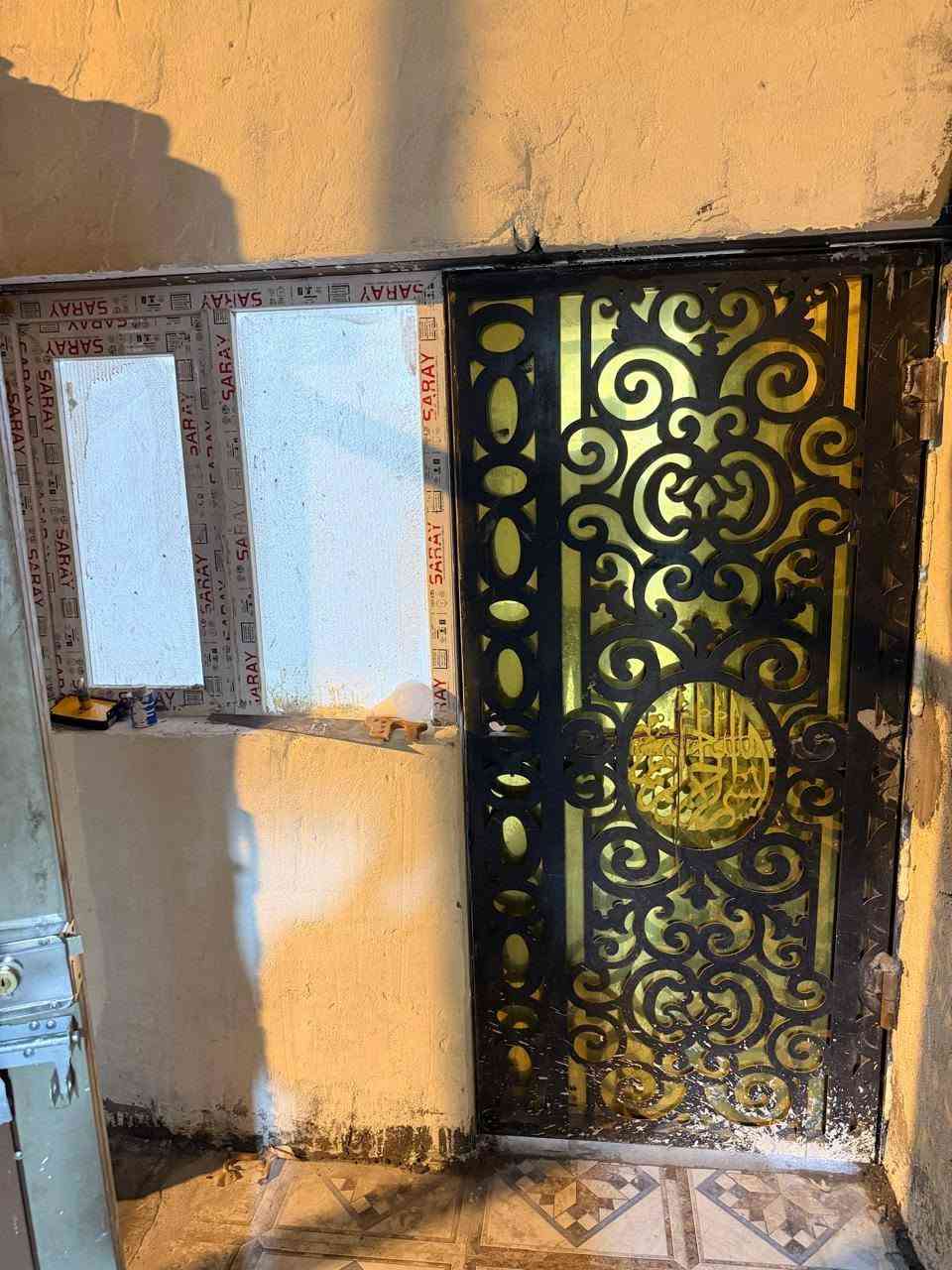 من رخصه الادمن بيت مشتمل ارضي للاجار حي المركز قرب مستشفى الاسنان السعر ٣٥٠ الف للاستفسار اتصال على الرقم ***********
