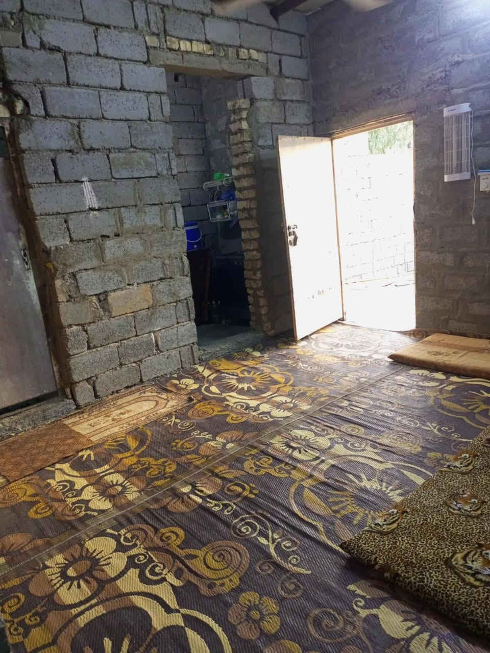 السلام عليكم بيت للبيع في حي المختار المساحه 125
غرفه نوم 
صاله 
مناور عدد2
سقف جينكو سندويج 
شارع 10 
السعر 18 وبيها مجال 
رقم  الهاتف 
***********
