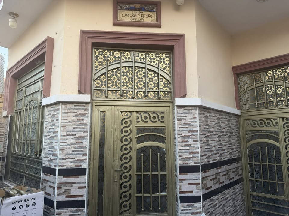 سلام عليكم دار للبيع طابو مساحه ٢٠٠ متر بناء حديث دوانيه وصاله كبيره وصاله صغيره  ومطبخ غرف عدد ٢ ثلاثه مداخل كافت خدمات متوفره تبليط ارصفه ومجاري وكهرباء جديده حي العسكري شارع إلاطفاء  خامس فرع على يسار اللستفسار ***********
