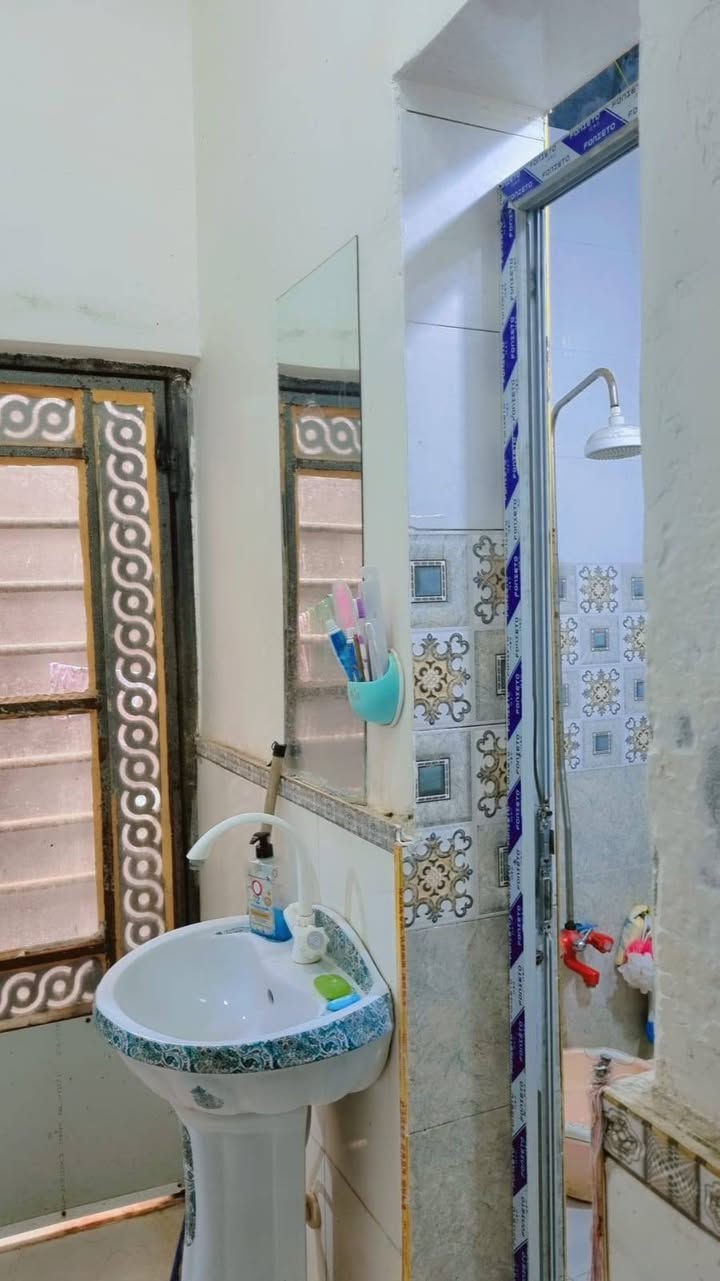 مساحة ٢٠٠ متر 
طابو صرف زراعي نموذج ٢٣ 
اربع غرف طابقين 
السعر ٩٥ وبي مجال 
*********** البصرة, العراق
