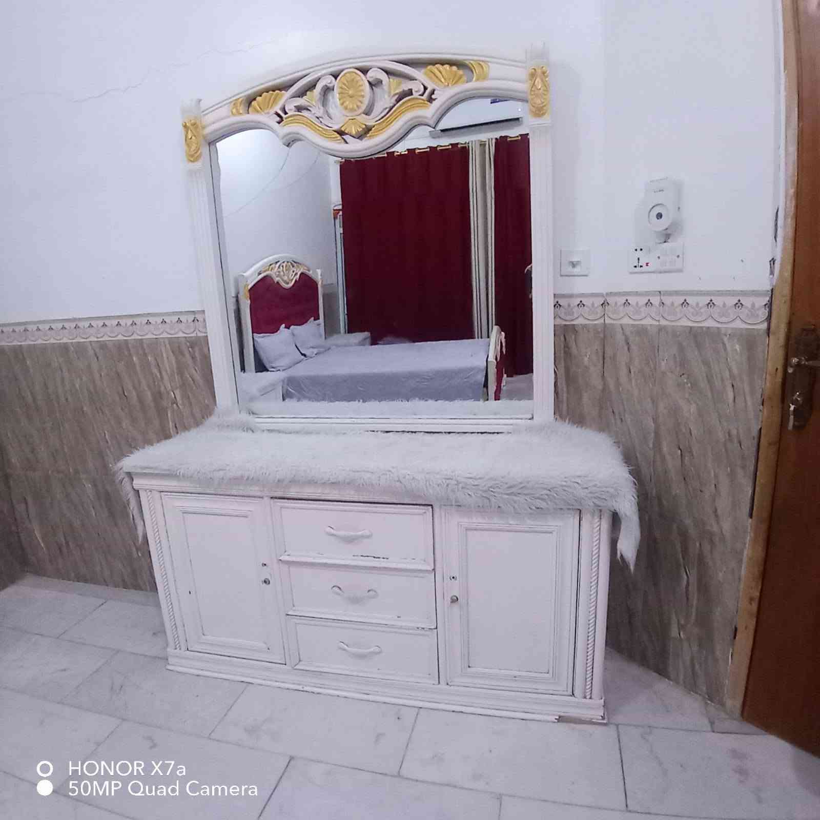 غرفة نوم للبيع السعر ٤٠٠ وبيها مجال شويه
للاستفسار الاتصال عل الرقم 
‏‪***********‬‏

نص مكتوب في الصور:
- O HONOR X7a
- 50MP Quad Camera
- HONOR X7a