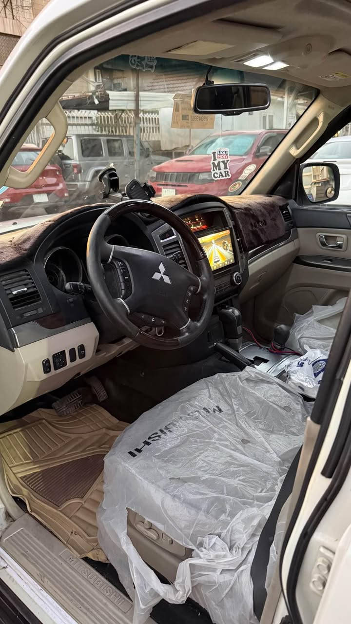 سلام عليكم 
باجيرو ٢٠١٥ حبتور فول للبيع 
ماشيه ٩٥ الف 
مواصفات الحبتور معروفه
محرك ٣٥٠٠ -٦ سلندر
سلايد
جلد
كراسي كهرباء
مري شفط
تحكم ٣ جهات 
دمام 
السياره عليها ادامه كامله صدر كامل 
الطسه مسويها
نوزلات وفيت بم وبلكات كله جديد
السياره مغلفها عازل حراري بالكامل 
تخم تاير جديد
منظومة زنون كاملة
مروحه محولها كهربائيه وضايف مروحه يعني انسى ييوخ بالازدحام 
السياره رقم انكليزي جديد وهزه قبل شهر مسوي مجدد سنوية
السياره مكفوله عدت بارد بسيط بالباب موضح بالصور 
وعارضها ب١٨٠ وبي مجال بسيط 
*********** بغداد, العراق

