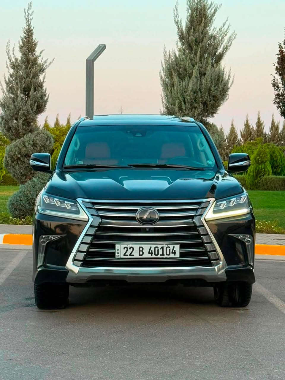 الهاتف : ***********
الضربه بل هلال ضرر خفيف 
لكزس LX570 - فئة Sport Plus (سبورت بلس)
 اللون: أسود ملوكي
 رقم السيارة: أربيل / العراق (⁠22 B 40104⁠)
المواصفات والتجهيزات الخارجية والداخلية:
 المحرك: 8 سلندر V8 بسعة 5.7 لتر
 نظام الدفع: دفع رباعي مستمر (4WD / AWD) مع أنظمة القيادة في الطرق الوعرة
 التصميم الخارجي:
 طقم سبورت بلس الخارجي (صدام خلفي سبورت + شعار SPORT PLUS الأصلي)
 إضاءة خلفية LED بالكامل بتصميم جديد ومميز
 جنيح خلفي (سبويلر) بلون هيكل السيارة مع ضوء فرملة مرتفع
 كاميرات محيطية (رؤية 360 درجة) مع حساسات اصطفاف خلفية وأمامية
 شريط كروم خلفي ممتد بين المصابيح
 زجاج خلفي وجانبي معتم (تظليل)
 هوك خلفي للسحب
 المقاعد والداخلية:
 جلد فاخر متناسق مع فئة LX570
 3 صفوف مقاعد (تسع لـ 7 إلى 8 ركاب)
 فتحة سقف كهربائية
 نظام صوتي فاخر (Mark Levinson)
 شاشات خلفية للترفيه وشاشة عرض رئيسية مع نظام ملاحة

