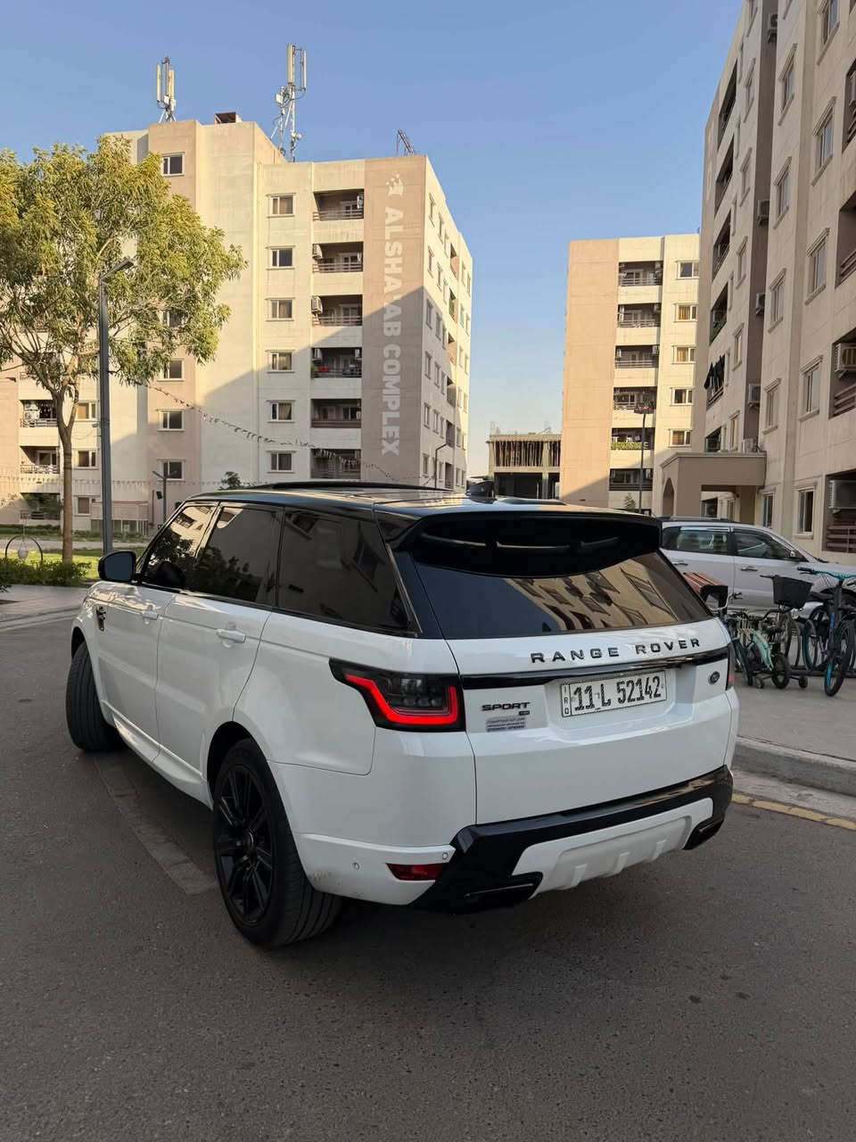 السلام 

رانج روفر 2020 سبورت ابيض 
رقم بغداد باسمي كتاب تضليل وياها

2–مكينة ستة سلندر عدل 3000 تيربو 

3–رادارات امامي خلفي جانبي ، تحديد مسار

4–جكات 3 درجات

5– 5وضعيات قيادة

6–شاشات دشبول ثنين وحدة منهن قلاب متحركة

7–عدادات ديجتال 4 ثيمات

8–دواخل جلد اسود على وضع الشركة 

9–بنوراما مع قماره وتكم اسود 

10–الكشنات الامامية ثنينهن كهرباء وتدفئة وتبريد وميموري والخلفيات تدفئه

تجكات من الصندوك

لايتات امامية ليد  قوي 

تحكم جكات امامي 4 تايرا

بدفع رباعي ونظام تعليق متكيف.

حساسات محيططي

نقطه عمياء
ماشيه 88 ميل 
مكينة كير صدر تبريد كلة سليم 
تبريد ثلاجة

وارد امريكي كلين 
بيها 3 قطع كلير بابتين وجاملغ خلفي جهة السايق فقط

مكاني بغداد حي القاهرة
***********
