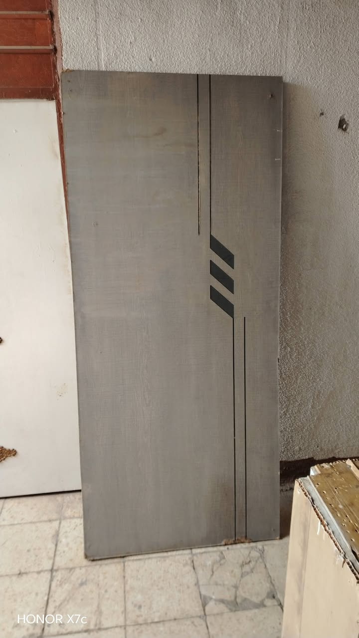 السلام عليكم 
باب خشب فصال تركي درجه اولى 
قياس العرض 88Cm 
الطول، 202.5
الباب للبيع السعر 70وبي مجال 
عنوان موصل الجانب الأيمن تواصل.. ***********

نص مكتوب في الصور:
- HONOR X7c
