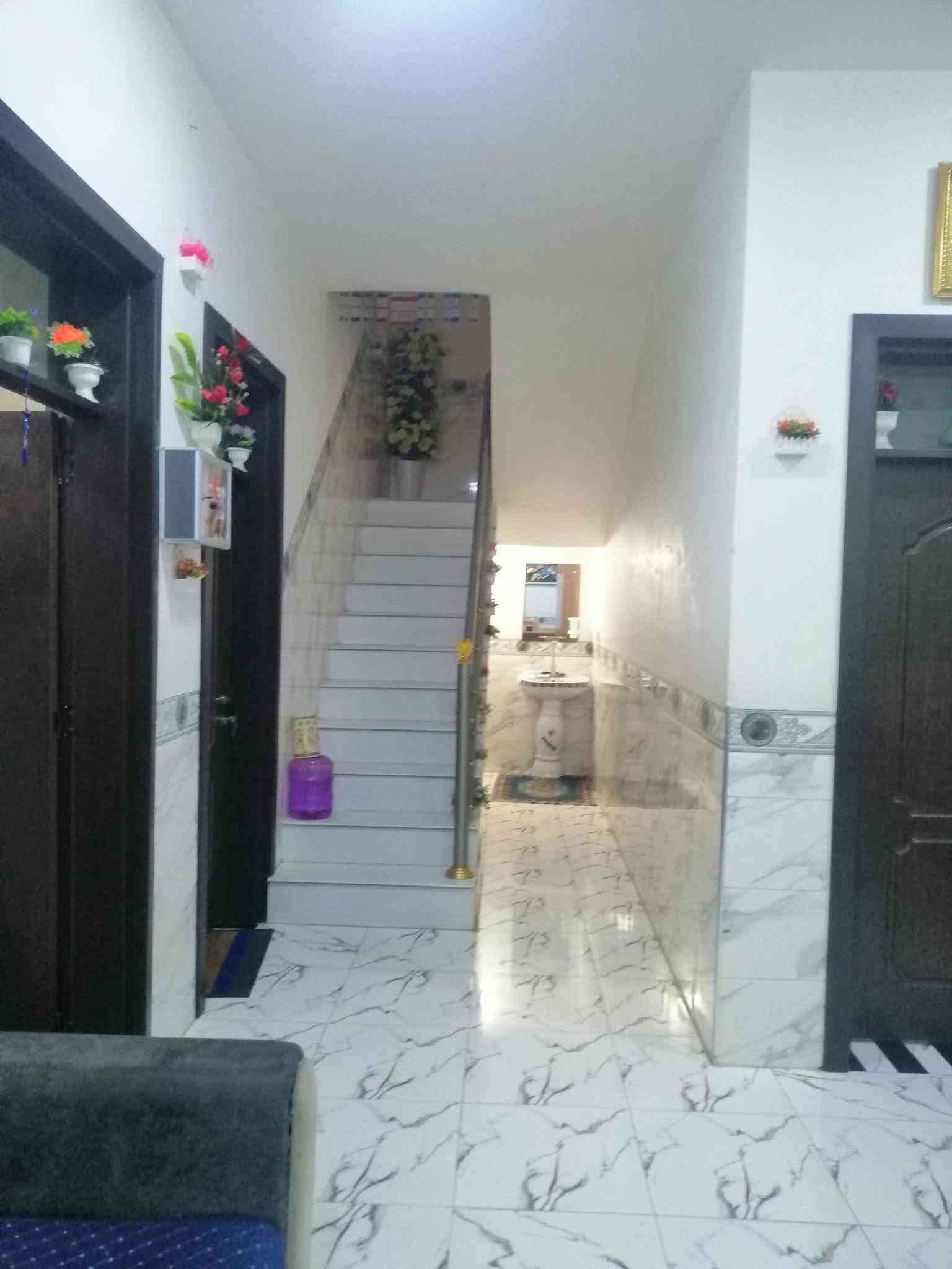 مشتمل للبيع في الفلوجه حي الشهداء قرب جامع الأنبياء مساحه ١٢٥ على حديقة بناء حديث طابق ونصف يحتوي 2 غرف نوم وصاله عدد واستقبال ومطبخ و2 حمامات داخليه وخارجيه شارع 10 تبليط السعر ١٠٥ مليون وبي مجال بسيط للاستفسار مراجعة مكتب القمه للعقار او الاتصال على الأرقام التاليه *********** ***********
