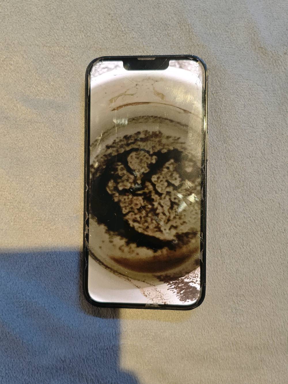 للبيع: iPhone 13 - كحلي مع الكارتونة وملحقاته

الموديل والسعة: iPhone 13 بسعة تخزين 128GB.

الموديل: iPhone 13 - النسخة الأمريكية (MLPF3AA/A)

سنة الإصدار: سبتمبر 2021.

إصدار نظام التشغيل: iOS 26.5.2.

 والملحقات: الكارتونة الأصلية + 2 كفرات حماية.

العرض واللمس: الشاشة الداخلية والألوان واللمس يعملان بشكل كامل.

الأمان: بصمة الوجه (Face ID) تعمل بامتياز وبدون أي مشاكل.

ملاحظات:
الجام الخارجي: مكسور ومفطور من الحواف والزوايا ويحتاج تبديل.
البطارية: صحة البطارية 78% وتظهر رسالة (حالة بطاريتك متدنية جداً / الخدمة).
الهيكل: الظهر نظيف، مع وجود خدوش بسيطة على الإطار الخارجي نتيجة الاستخدام.

السعر 380الف قابل التفاوض