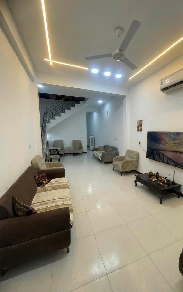 السلام عليكم بيت 100م مقابل الخدمات للبيع طابقين الاول كامل وجاهز للسكن والثاني هيكل يحتوي على صاله مفتوحه ع الاستقبال مدخلين حمام خارجي +حمام داخلي مطبخ منور غرفه نوم الاستفسار ***********
