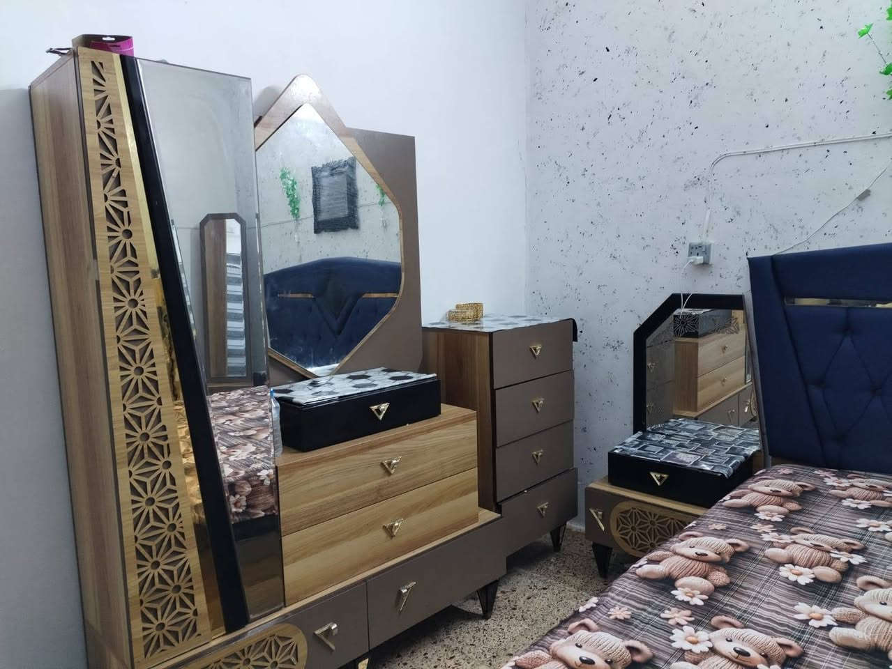 غرفة للبيع بسعر مناسب جدا. الاتصال   ***********
