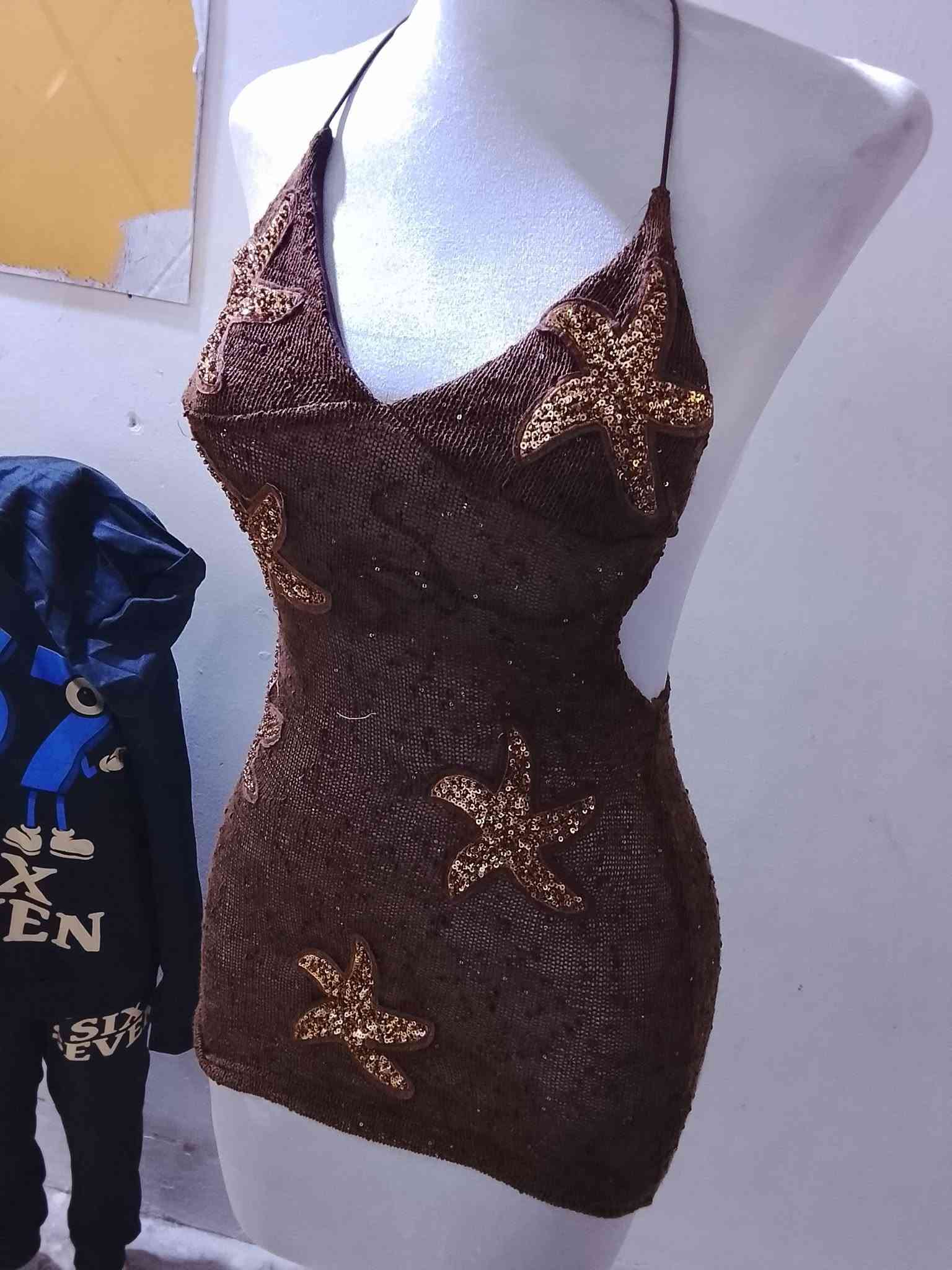 السلام عليكم بنات بضاعه شي ان جديد بالجيس ملابس متنوعه واسعار رخيصه اي شي يعجبكم صوره وعالخاص /مكاني بغداد الكويتي قرب سكله عامر عبسي /يوجد توصيل لبغداد وكافه المحافضات وياربي ينال اعجابكم وعدي كوتات شتوي اذا صعد المنشور انزللكم
