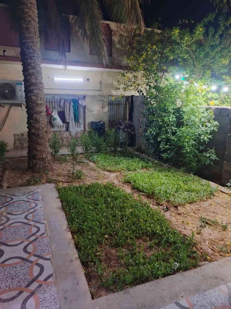 بيت في قضاء الحي منطقه حي الظباط وار قسم البلدي  البيت الوجهيه 16 متر // النزل 30:// عباره عن بيتين المساحه 450 طابو صرف تحويل ثاني يوم صب طابرك البيت رقم// 1 // مطبخ سيراميك حديث //3 // طول // العرض// 4//  متر هو صاله //9//متر  طول عرض  //4 // متر   غرفتين نوم 💤 //هول طول 10 متر // 4 ونص // متر  // حديقه كبيره مع صحبات خارجيه سيراميك ////كراج يتسع سيارات عداد اثنين  عرض الشارع عشرن متر مع انترنيت مع موالد ذهبي  هذ تفصيل البيت رقم واحد 
------------------------------
اابيت الثاني عباره عن صاله //8 // متر طول // عرض // 5 // متر  غرفتين نوم 💤  مطبخ  سيراميك حديث  5 //طول // متر //عرض //4// متر حديقه كبيره  صحيات خارجيه سيراميك حديث السعر خاص  ***********
