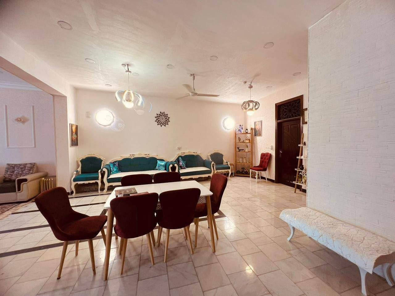 🏠 دار للبيع – زوير / قرب مشروع الماء
📍 ثاني بيت عن الشط
 • المساحة: 200 م²
 • عدد الطوابق: طابقين
 • عدد غرف النوم: 4 غرف نوم

تفاصيل الطابق الأول:
 • غرفتين نوم
 • كليدور
 • صالة
 • مطبخ
 • صحيات

تفاصيل الطابق الثاني:
 • غرفتين نوم
 • كليدور
 • سطح أول + سطح ثاني

📌 موقع مميز قريب من الشط ومشروع الماء

للاستفسار الاتصال ع الرقم  *********** المصيب, بابل
