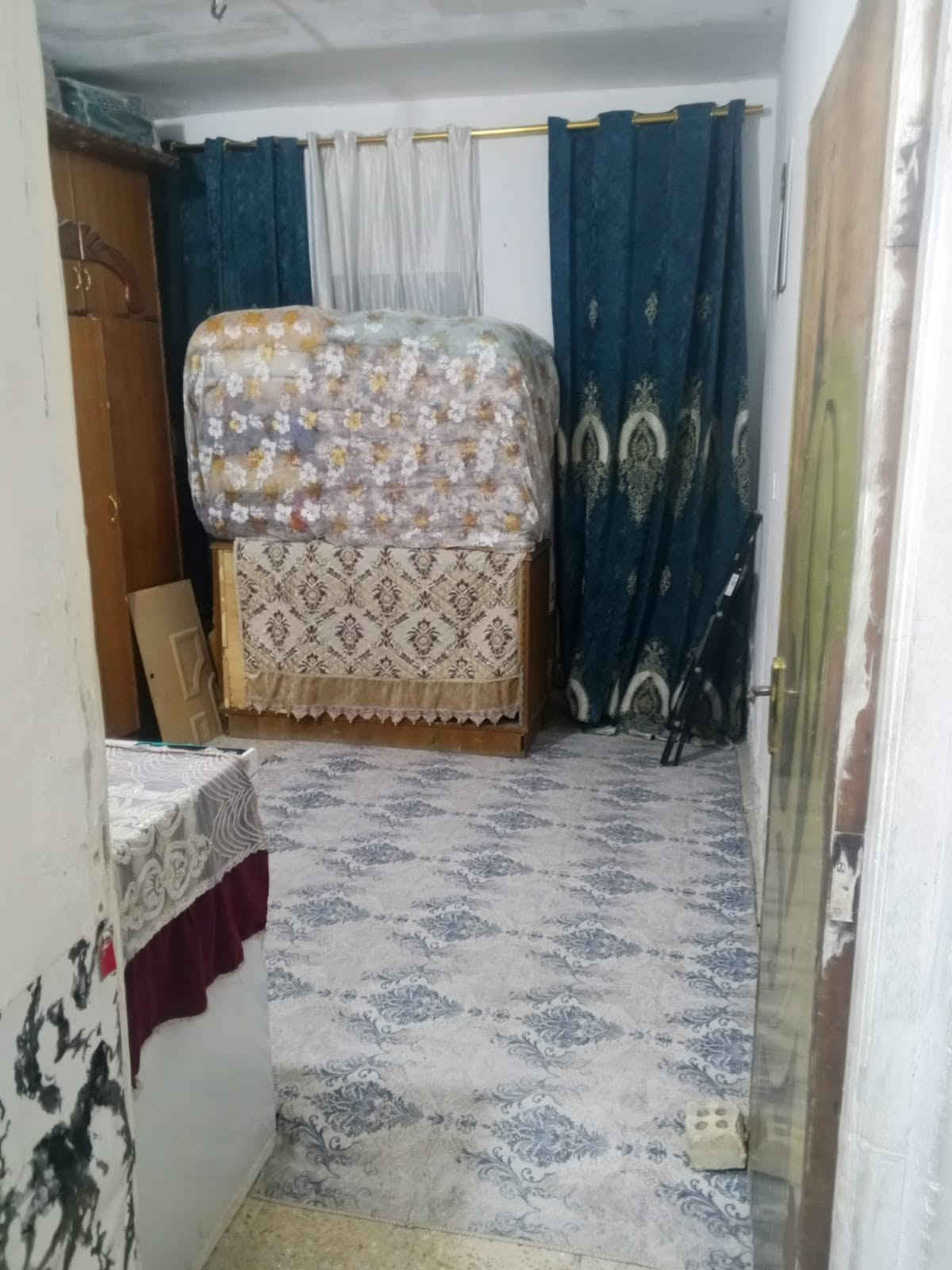 دار للبيع او مرواوس وفرق بصيط مساحة 100مبربع العنوان شهداء البياع قرب حسينيه حسن العسكري بشارع البستان قريبه علا مولد فرع السواق السعر على الخاص رقم ***********
