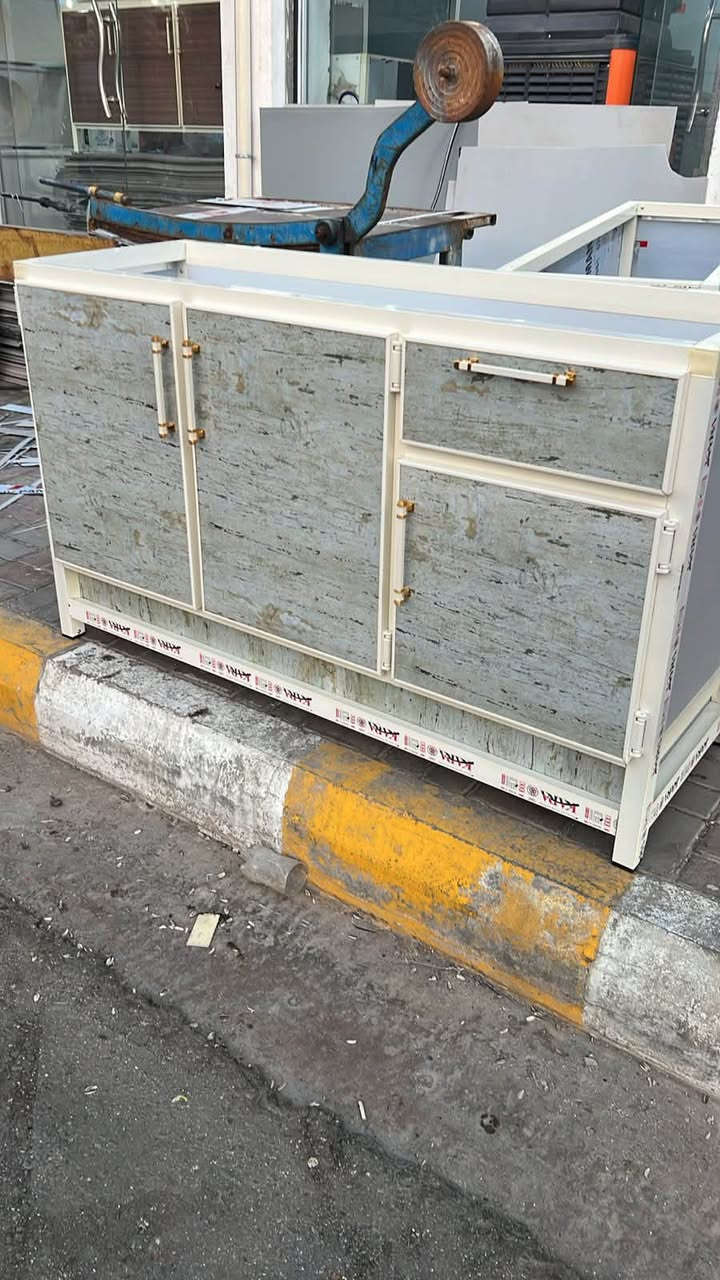 إعلان  حملة تحطيم الاسعار  
سنك140 الف  
متر ونص فوللل حطاطه. شغل درجه اوله ضمان 
ضهر بليت.  
رف بنل. ارضي يوفي مع بنل.    ***********
