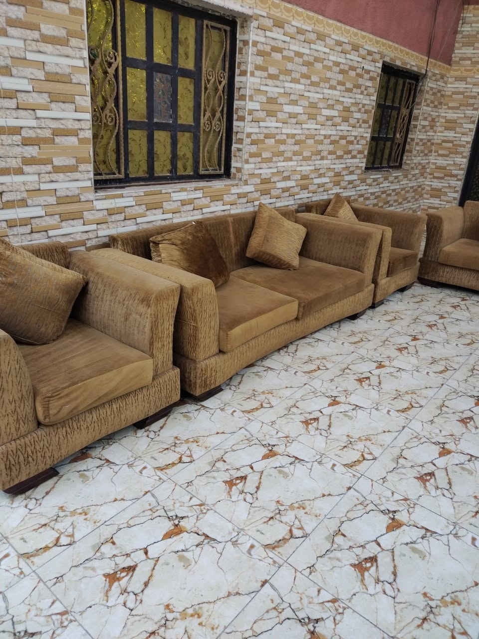 متاح تخم قنفات 4 قطع*
*الوصف:*
- *العدد*: 4 قطع
- *القياس*: قطعتين طول 2 متر + قطعتين طول 1 متر 
- نظيف، القماش قوي ومابي قطع
- *المخاد*: موجودة وياها

*المكان*: ابي الخصيب - البصرة
*السعر*: 250 ألف دينار وقابل للتفاوض البسيط
*للتواصل*: [***********]

تخم مرتب وعملي للصالة او الاستقبال.
