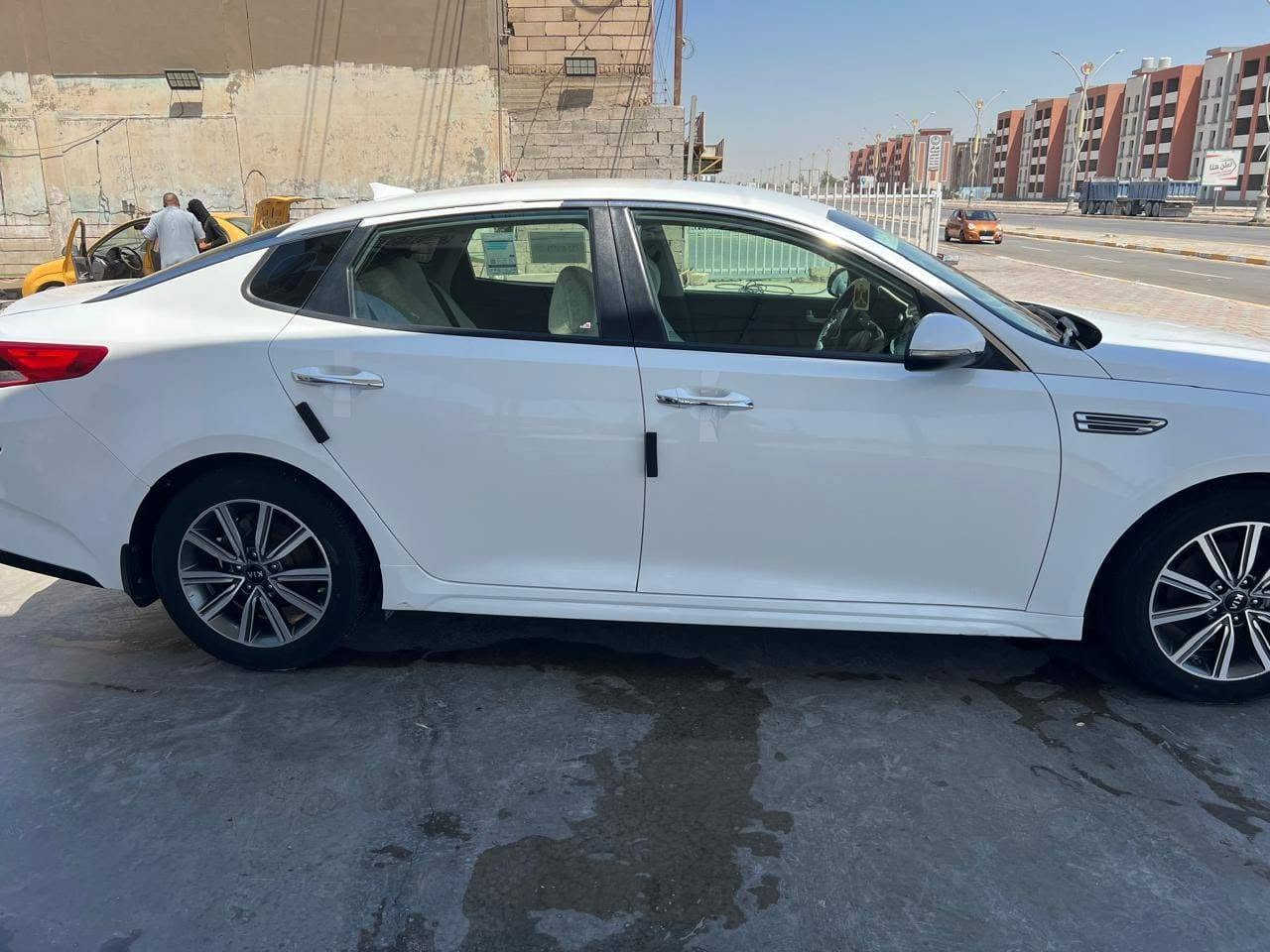 اوبتيما وارد امريكي ٢٠١٩ شكل ٢٠٢٠ ماشيه ١٠٠ الف حادثها سحبه بسيطه بالخلف ما واصله للحوض
سنويه مجدده لل ٢٠٣١ باسمي مواصفاته كشنات تدفئه تبريد وخزن مميموري رادارات  خلفي امامي كاميرات خلفي امامي  مري شفط السياره بصمه وبقية مواصفات الكوري معروفه كير مكينه مكفول وما مفتوح سعرها ١٤٣ وبي مجال بسيط مكان السياره ديوانيه باسمي مداور ثاني يوم ***********
