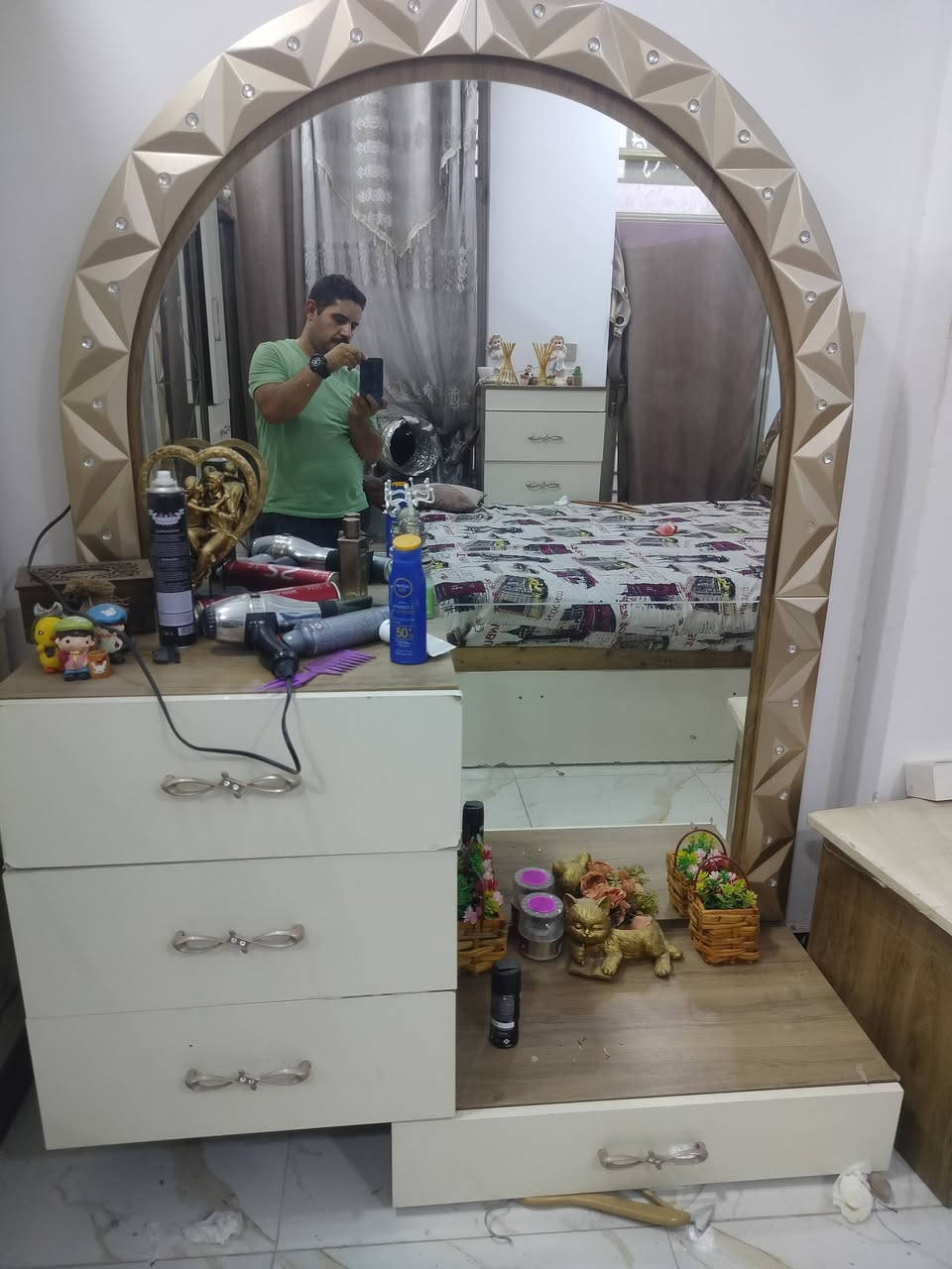 السلام عليكم غرفه اخشاب نضيفه ممتعوبه قبل سنه شتريتها مليونين هسه داحول بيت اصغر عرضته 500  بيه مجال قليل غرفه من النوعيه الزينه الماليزي بغداد الخطيب ***********  وتساب@
