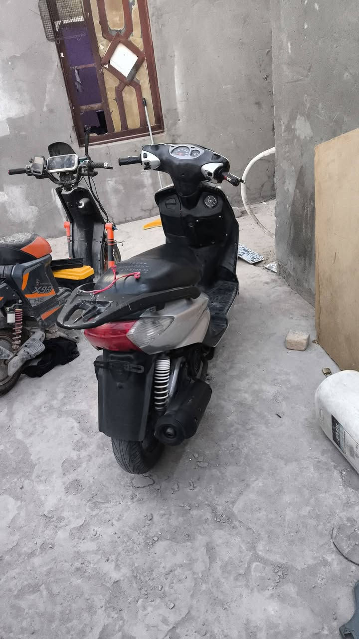 سلام وعليكم دراجه ياباني دراجه حلوة بس مكينه بيهه صوت خفيف سعر 350قفل قفل قفل دراجه شغاله سلف وهندر مكاني بصرة ابو خصيب رقم الهاتف ***********
