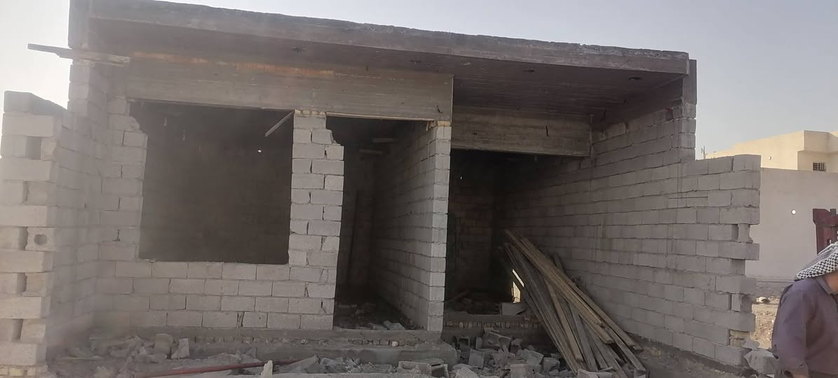 سلام عليكم قطعه للبيع مع هيكل مساحه ١٦٠ متر البناء والقطعه مساحته ١٥٠ متر بصفه بالدوانم يم محطه مي بيت شلال كامله خدمات مي وكهرباء وشارع ٩ متر اتصال ***********
