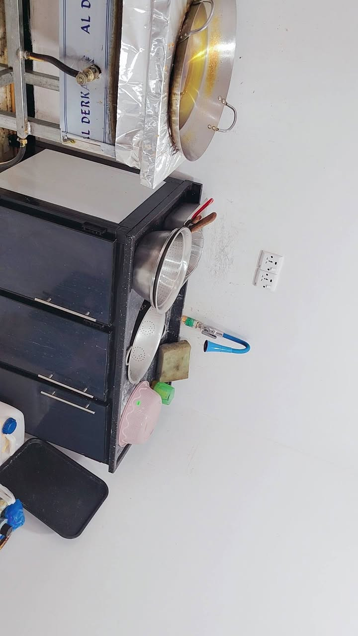 مكلف بالنشر 

السلام عليكم  
غراض كافتريا للبيع 
كما موضح بالصور 
3 ميز مع كراسيهن 8 
جام خانه مال فلافل 
ميز عدد 2 منفصلات 
مبردة توكما  
طباخ x 3.فلافل ومشكل وبركر 
سنك صغير حجم 160 سم 
شواية كص مع ملحقاتها  
للاستفسار 
***********
