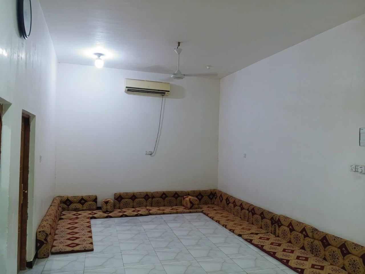 🏠 للبيع بيت سكني زراعي وموقع تجاري تكدر تطلع منه محلات في موقع مميز 

📍 الموقع: الشوفة – الزيراج، شارع المدرس
📐 مساحة البيت: 250 م²
🏗️ البناء: حديث ابوك كهربائي 

تفاصيل البيت:
• غرفتين، مساحة كل غرفة 5×4
• صالة 8×4
• مطبخ 5×5
• كراج بطول 9 م
• ديوانية 8×5 – هيكل

• جميع الخدمات متوفرة: ماء، كهرباء، تبليط
• قريب من المدرسة والمستوصف
• موقع هادئ ومناسب للسكن

📞 للاستفسار والتواصل:
***********

✨ البيت فرصة مناسبة للسكن والاستثمار
