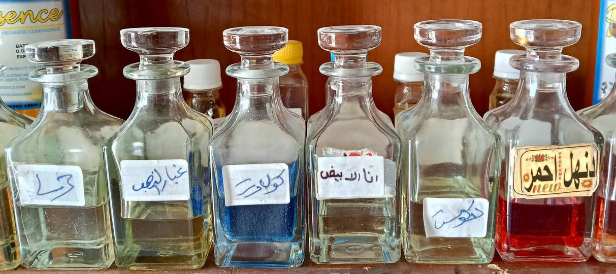 بسم الله 
عطور خلط 
معطر جسم 
للاستفسار 
*********** عدنان شلاش 
*********** قحطان آل شلاش 
مكتب الـملهم  
الزرارية الشارع العام مقابل مرطبات سدن

نص مكتوب في الصور:
- قسم العطورات الخلط الي سأل على عطر توفر ان شاءالله بلاتينيوم / كود كيل بلوش هافوك / گريد افينتوس فندي / گول واتر رحاب / جذاب انا الابيض / ليبدوز 3/غرام الليل @مكتب الملهم دهن العود/ بربري هير ايفون / دنهل احمر لاكوست/ غبار الذهب مكياج / انفيکتوس ون مان شو / چادور خليجي