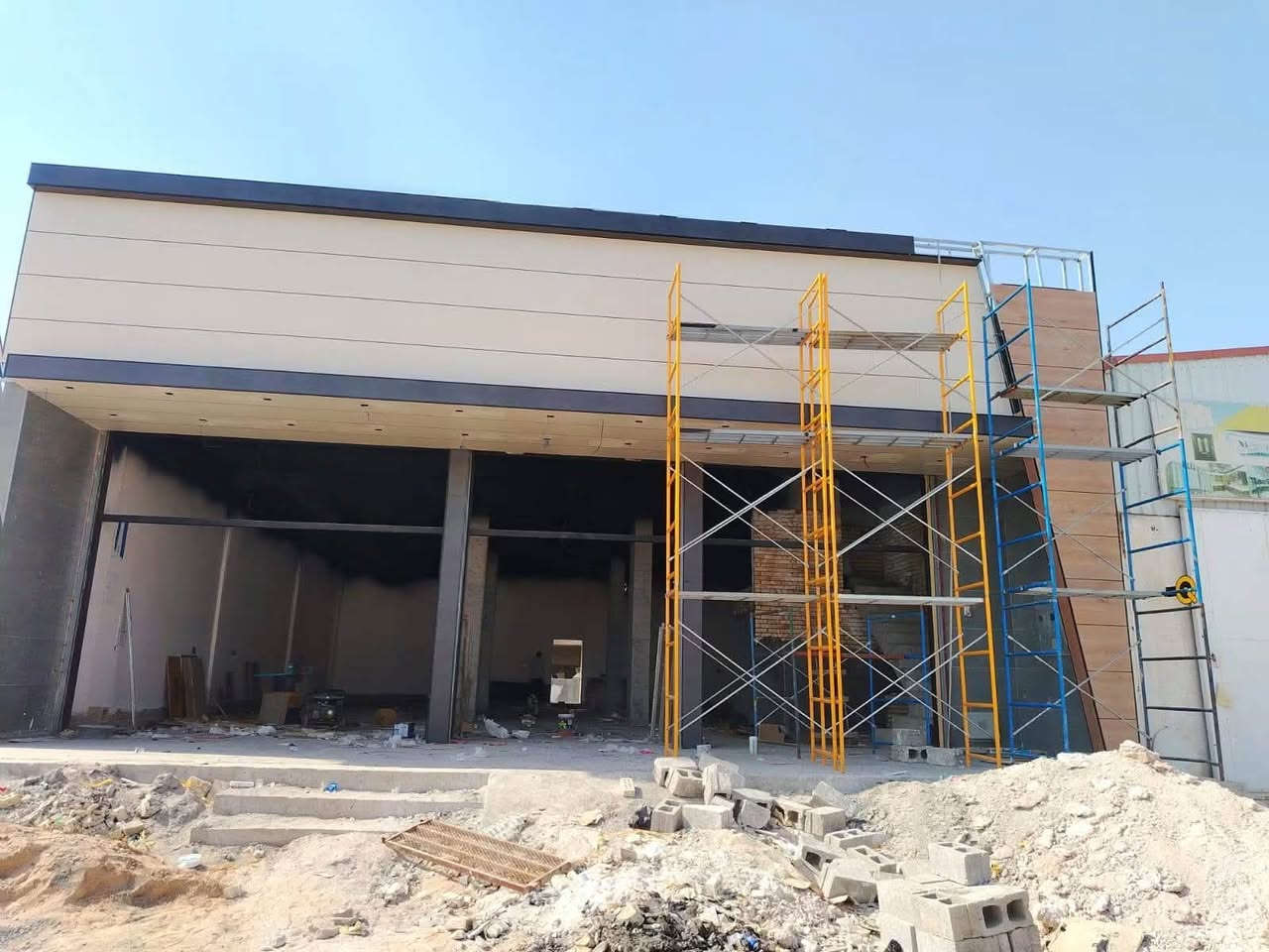 **السلام عليكم ورحمة الله وبركاته**
### 🏢 شركةالبخيت لوجهات المباني الحديثة
> **تميز، فخامة، ودقة في التنفيذ**
> 
#### 🛠️ خدماتنا المتميزة وتشمل:
 * **تغليف الواجهات بورسلين فرونتك (Frontek):** تركيب احترافي بأحدث الأنظمة لضمان العزل والجمالية الفائقة.
 * **تغليف واجهات كوتا (Kotta):** لمسة عصرية تعطي المبنى طابعاً معمارياً فريداً.
 * **تنفيذ وتجهيز كافة الأنظمة الحديثة:** للواجهات الخارجية بجودة تطابق المواصفات العالمية.
#### 📍 مواقعنا وفروعنا:
 * **الفرع الرئيسي:** بغداد - ساحة النصر
 * **الفرع الثاني:** كربلاء المقدسة - شارع الروضتين
#### 📞 للاستفسار والتواصل المباشر:
 * 📱 ***************
 * 📱 ***************
 * 📱 ***************
**مع الشكر والتقدير للجميع، وأتمنى التوفيق للجميع.**
