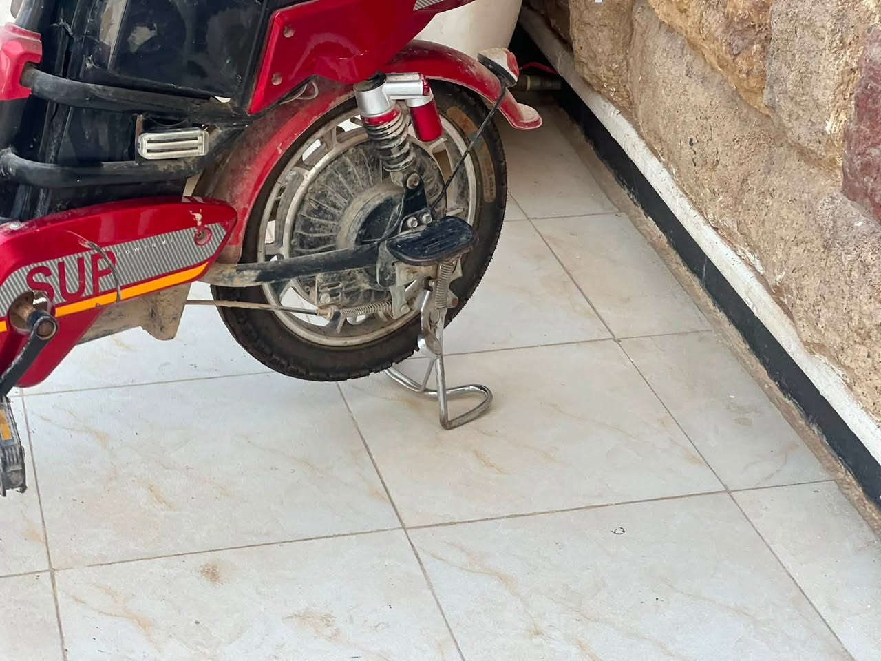 موطور شحن جديدللبيع بدون باتريات مكان حديثه ***********
