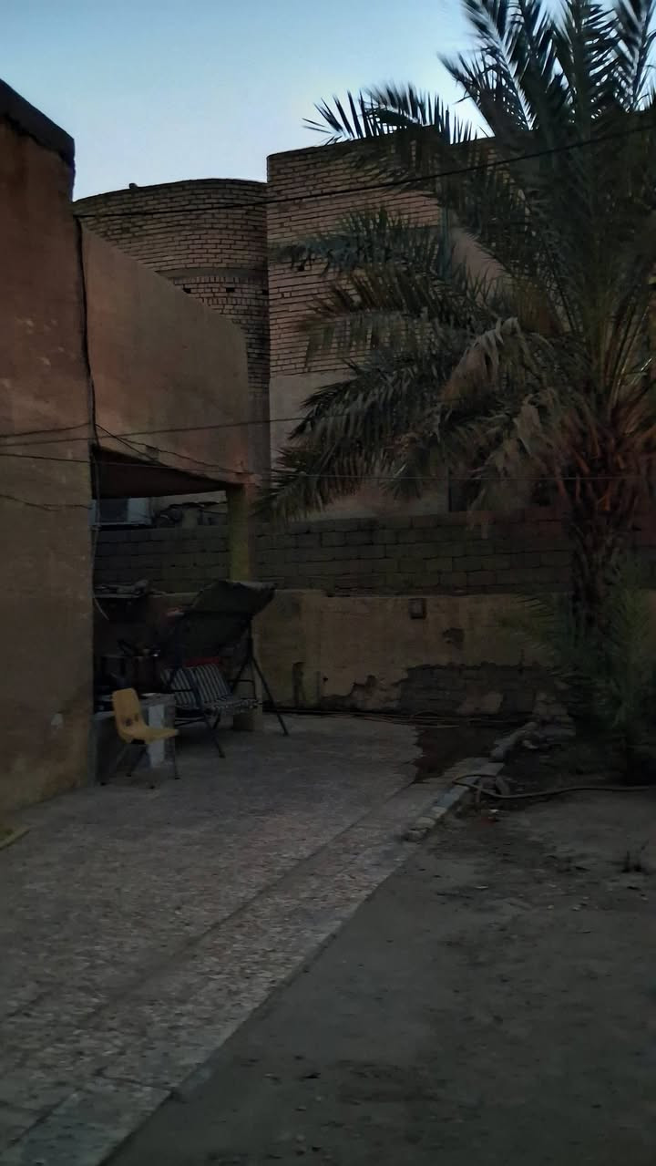 بيت بمساحة ٣٥٦ متر مربع طابو صرف بناء قديم الموقع حي المهندسين بظهر شارع المقيميين وقريبيين جدا على شارع الزبير مثل ما موضح بالصور المنطقة راقية وهادئة وناس هادئة وراقيه وخدمات وكلشي موجود بهالمنطقة سناتر مجمع طبي صيدليات الخ.... للأستفسار اكثر تواصلوا عالرقم *********** .
