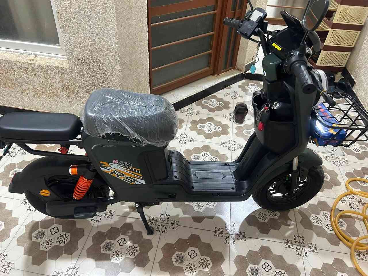 السلام عليكم دراجه شحن نوعه ار9 لبارحه اشتريتها ونكلبت بيها واريد ابيعها بعدها ماماشيه صفر كيلو متر بعدها بل جيس كلشي شغال بيها ماعدا شخوط مال كلبه وبيها ضمان البطاريات ضمان 3اشهر للاستفسار ***********
