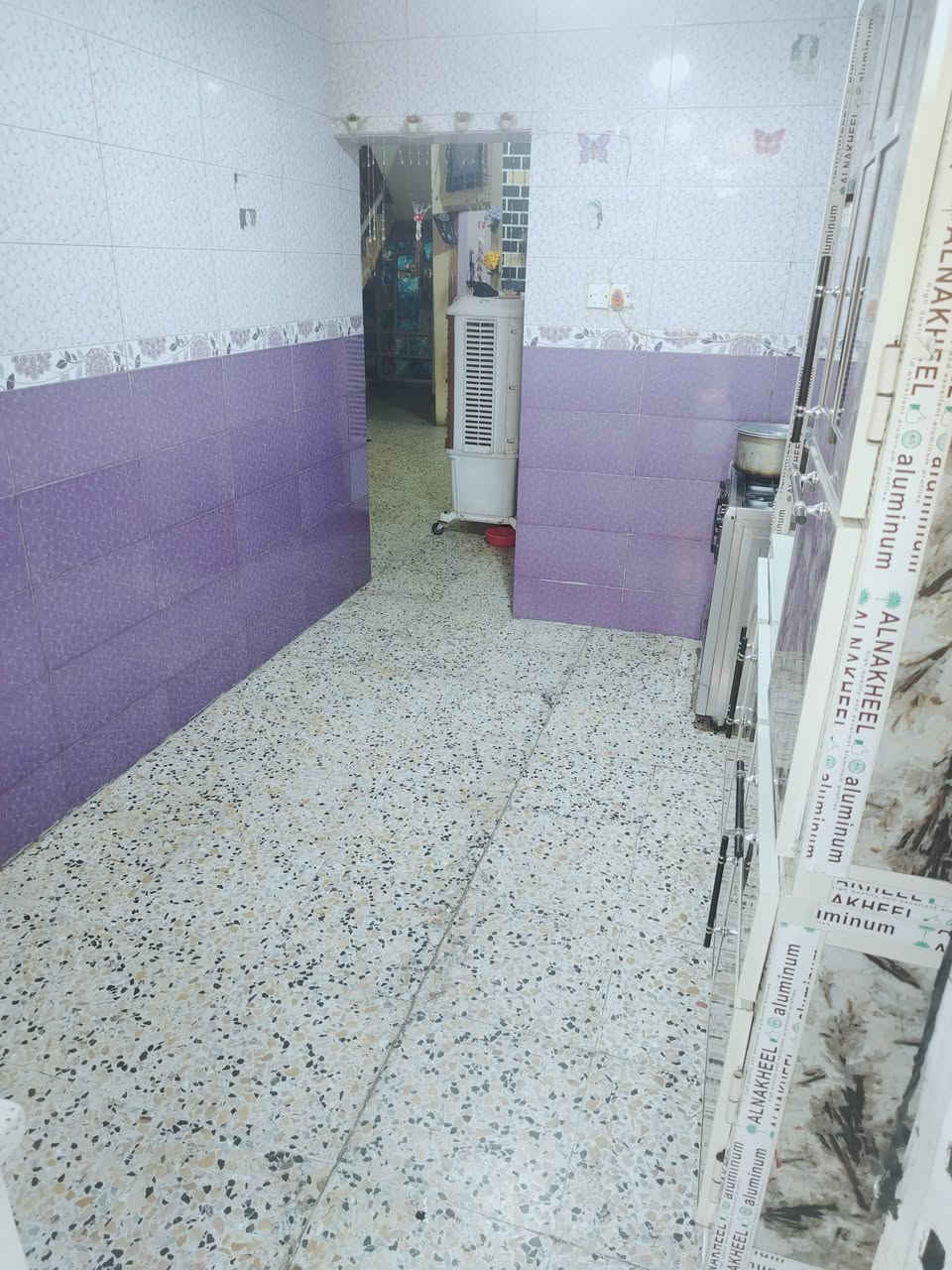 بيت للبيع مساحه 120  متر قاطين القاط الأول بلوك والثاني طابوك يتكون من ثلاث غرف نوم وصاله عدد 2 استقبال ومطبخ ومناور عدد 2 صحيات خارجيه حمام داخلي مجاري تبليط كهرباء البيت خير من الله الي حاب يتواصل *********** بي واتساب
