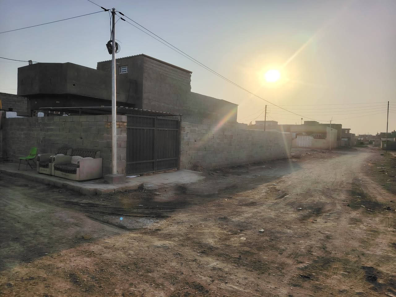 بيت 100متر+قطعه 150 ركن
كهرباء مجاري انترنيت ضوئي بناء حديث قبل سنه كمل
حواس يبعد ع الشارع 300 متر وره محلات ابو منذر
الشراي يتصل ***********

