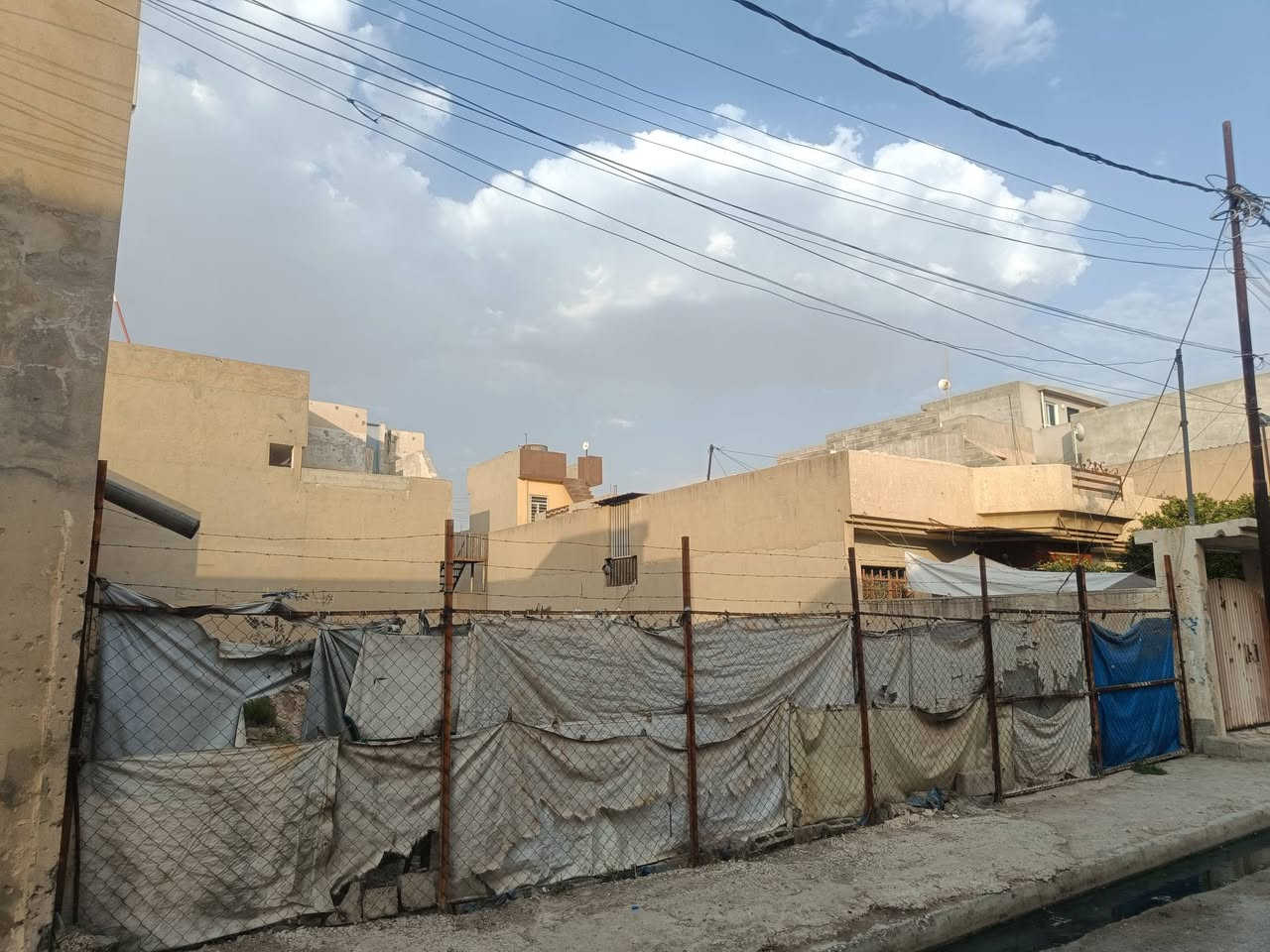 لدينا أرض سكنية للبيع 

سند طابو ملك صرف 

حي الصحة الأيسر قرب حي دوميز 

مساحة 250 متر 

للأستفسار مكتب قباء للعقار 

***********

