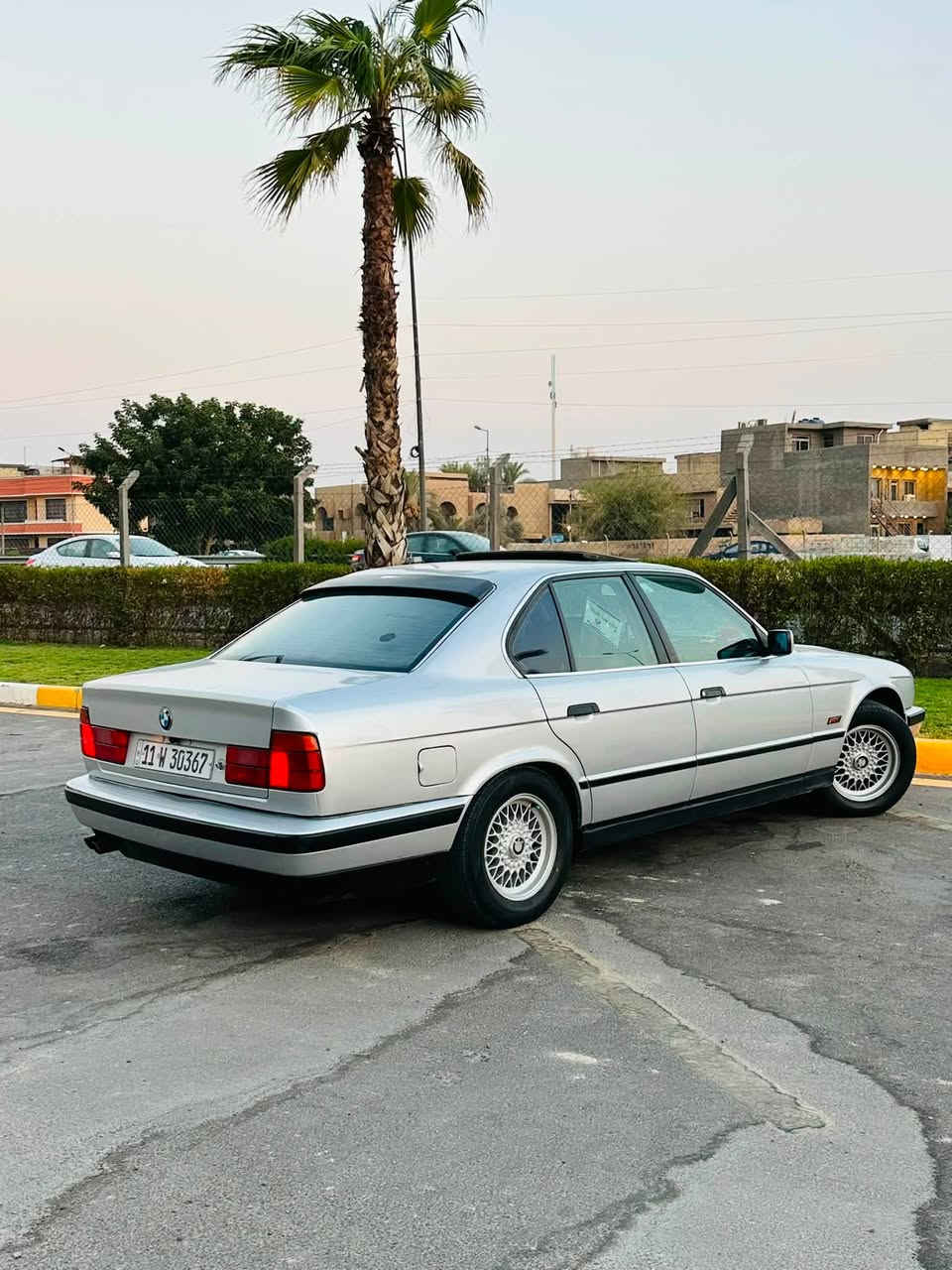 سلام عليكم
للبيع بي ام 525 موديل 1990 
رقم بغداد نكليزي تحويل ثاني يوم 
مكينه 25 مسكر فانوس كير اوتو جدد
اخوان سياره مال جناي مكفوله من دعاميه للدعاميه فقط صبغ جماليه مكفوله من ضربه. 
فول مواصفات
سلايد طكتين
كشن كهرباء + جلد
داخل صاج + كارتير
ايرباك 
بجم عريض
ويل خليه 16 بلادي معه تخم تاير جديد
جام 4 كهرباء
مري منفصل اشاير بجوملغ
لايت زنون منضومه كامله
تبريد قطعتين ثلج
شاشه كامره + حساس خلفي + دمام وسستم صوت كلش حلو
اخوان سياره حلوه واحله من صور وتجي وشوف بعينك
سعر 75 وبيها مجال مكاني بغداد المنصور او حي الجامعه 
رقمي ***********
