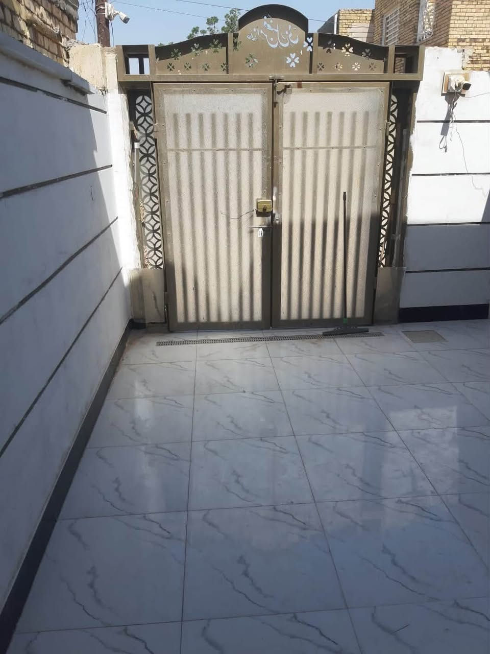 ياالله بيت للبيع المساحه 120م الموقع ابو رمانه بالسايدين خلف المدارس البيت بناء جديد السعر 130 وبي مجال اخوان اي استفسار على تفاصيل البيت والسعر  اتصل على الرقم لان اني مكلف بالنشر. ‭
‭***********‬ ‬

