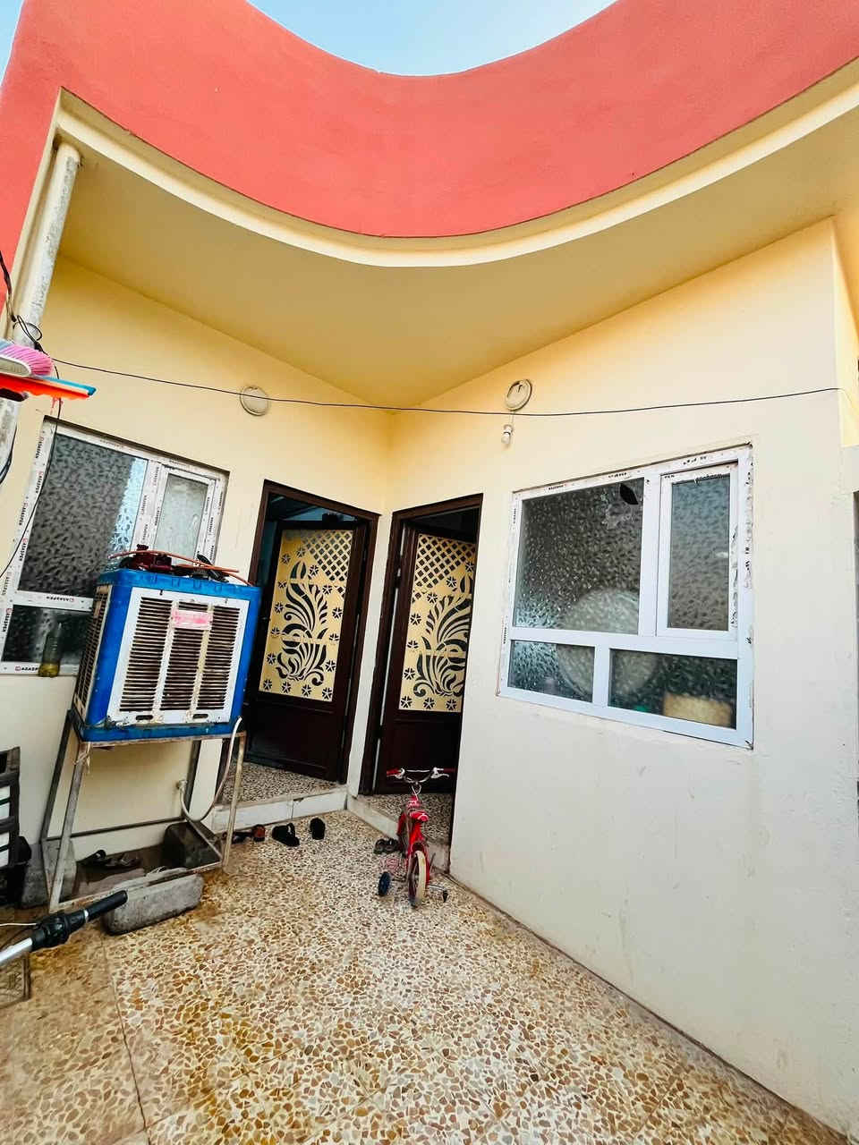 السلام عليكم
دار للبيع بسعر مناسب
المساحه 100 متر باص طابق واحد 
الموقع حي سومر منطقه 112 قرب المدرسه الكويتيه
الدار بناء حديث يتكون من غرفه نوم وهول واستقبال موصافات الدار  كاشي  سيراميك سقوف ثانويه ابواب بلاستك الدار مرتب وحاليا ماجر ب 200 الف
ومطبخ وصحيات وبيتونه وكراج سياره
الدار ملك صرف سند طابو 
سعر الدار 65 مليون وبي مجال 
 
للاستفسار او مراجعه مكتب المهند لتجاره العقارات 
عنوان المكتب في حي سومر قرب التقاطع الثاني 
او الاتصال ع الارقام التاليه 
***********مهند 
***********مهند

