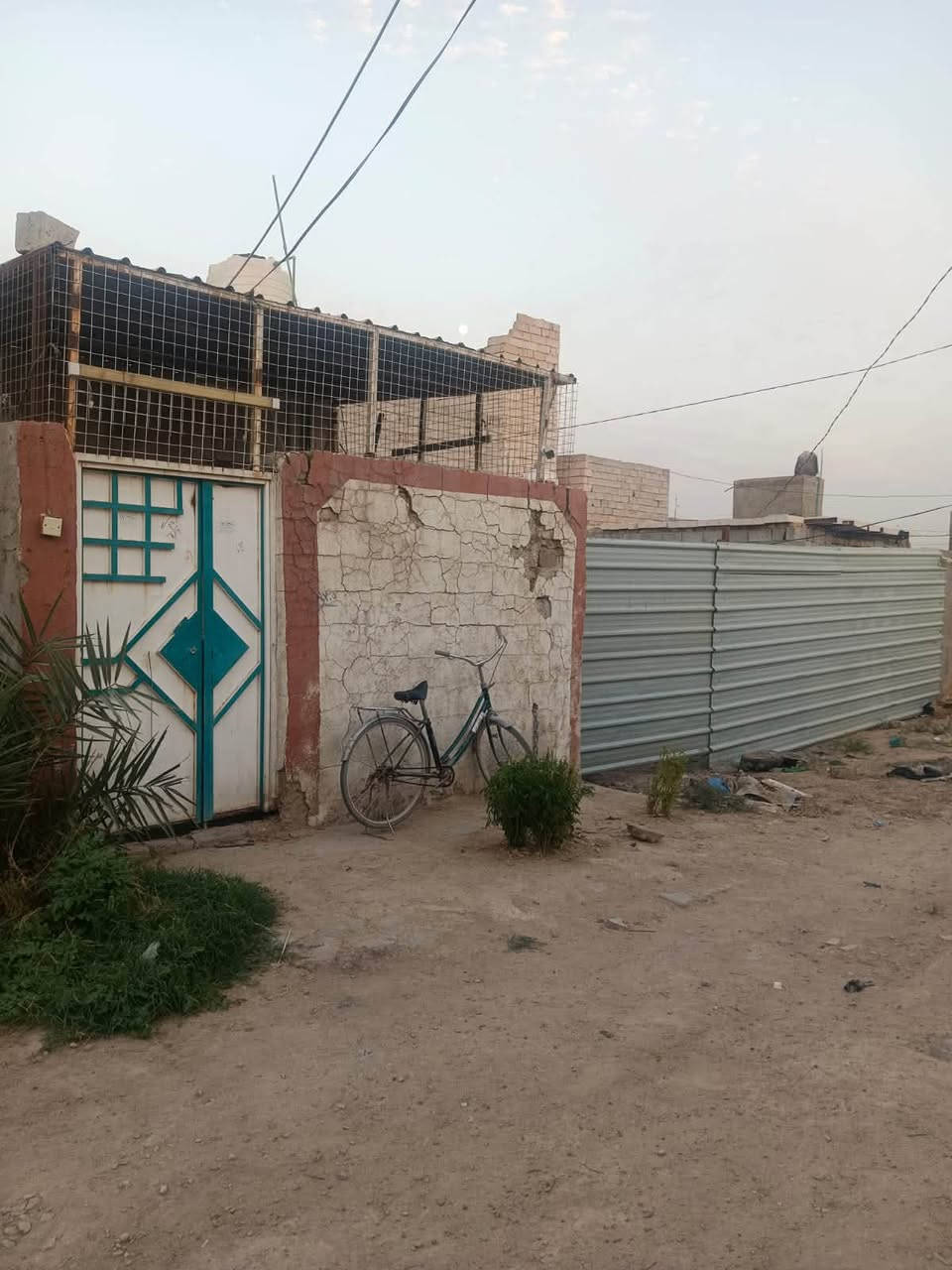 بيت سعر مناسب
يــالله بيت بمساحه 170 متر 
بناء 70 متر و 100 مساحه فارغه 
صــــالـــه غــــرفـــه مــطــبـــخ تـــخــاريـــج 
السعر فقط ب 15 مليون …
عنوان البيت شارع المطار القديم خلف اسواق علي الطائي 

للاسـتـفـسـار *********** واتــســاب +اتــصـال
 
#مكتب_الحجيمي_للعقارات_قرب_صيدليه_الالفه
