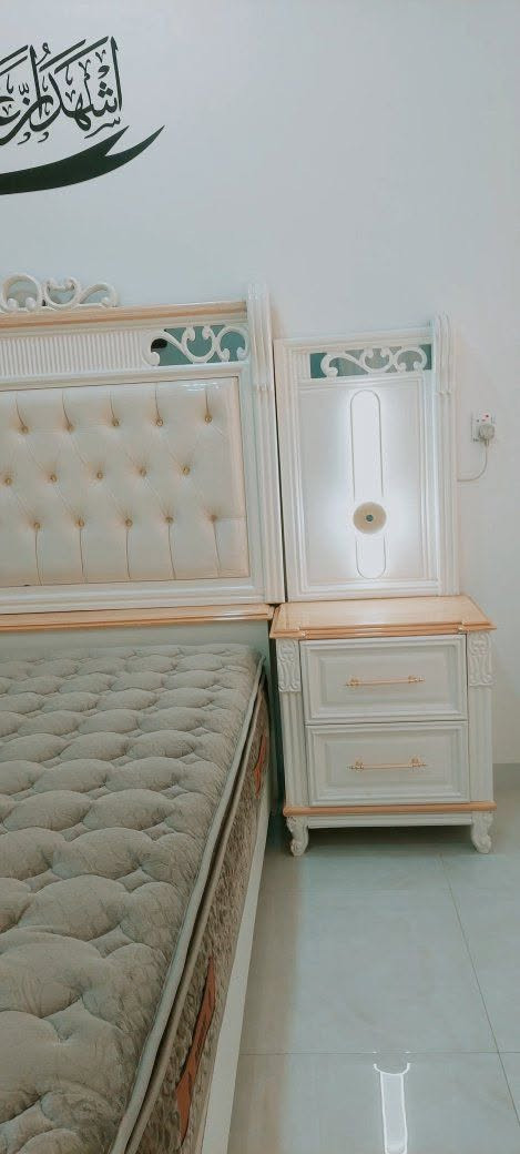 غرفة عراقيه صبغ شذري  اوف وايت حراري 
جديده مستخدمه قليل جدا اي اضرار مابيه 
السعر 2 مليون و300 بيهه مجال حك الجيه
عنواني : بغداد رواد الشعله
رقم ***********
