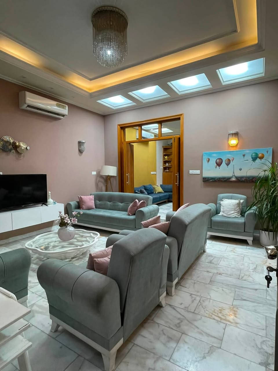 السلام عليكم
الى من يهمه ألامر 
بيت للبيع⭕️
📍العنوان بغداد نفق الشرطة حي حطين 
نزلت الكم الفيديو و الصور بشكل واضح
مواصفات البيت
المساحة 150 متر
البناء درجة ممتازة و بناء حديث 
الاساس يكون رفت السمك مالته 80 سم ، طابوق 
الارضية مرمر الطابقين مع الدرج
و المحجر مال الدرجة خشب هاند ميد و حديد 
مخازن مخفية بالسقف بالطابقين موجودة 
الي يهمه الموضوع يراسلني خاص لأي استفسار
***********
