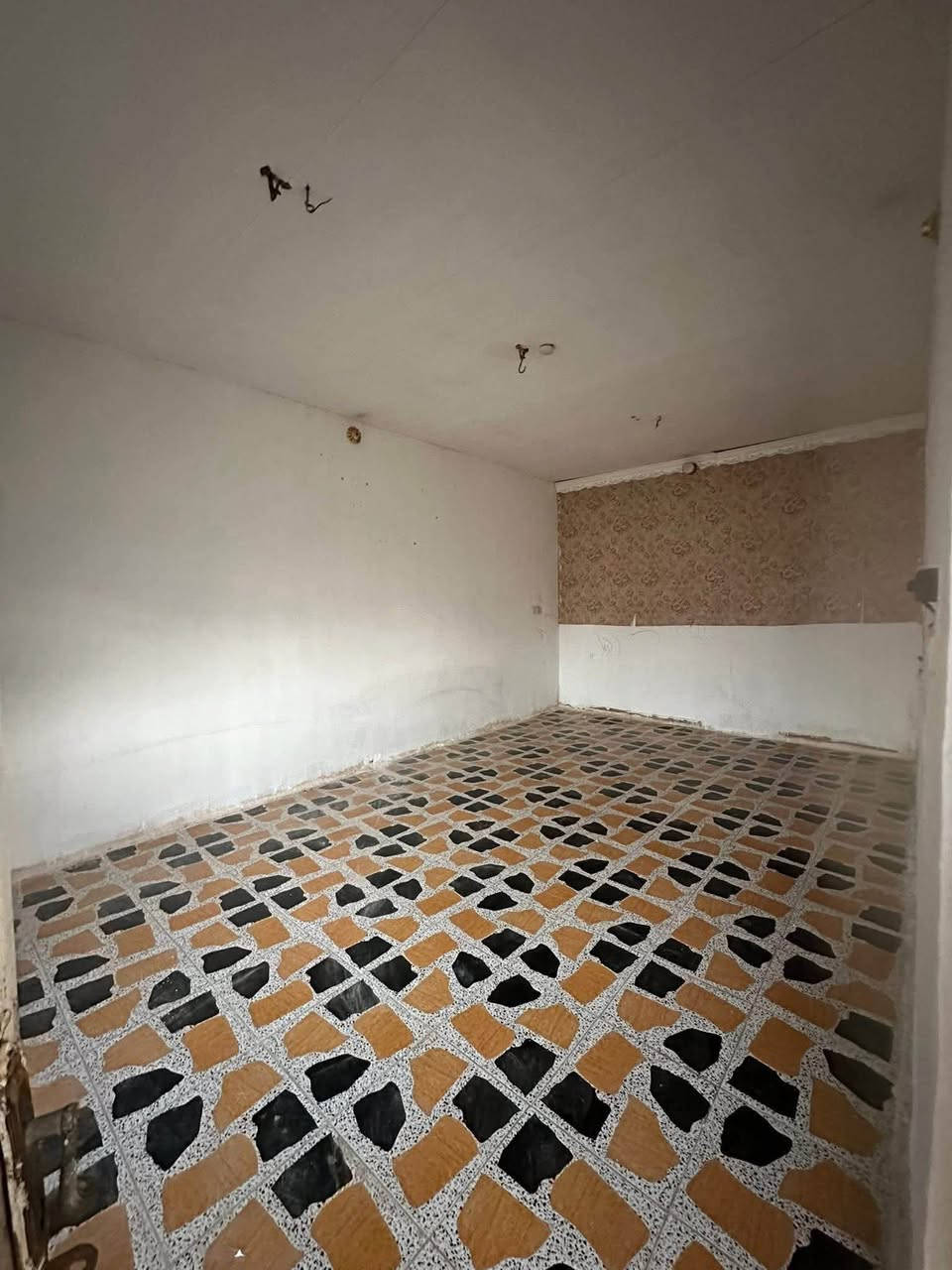 دار سكن زراعي في ( حي ظاهر )
مقابيل ( مجمع باندا ) ( كما موضح في الفيديو )

مساحة ٢١٠ م - بناء بلوك - سقف عكادة 
ماء - كهرباء - ( عالي عن الشارع )  
( غرفة نوم واحدة - صحيات داخلية + خارجية)( شارع بعرض ١٠ م ) ( معاملة كاملة في التطويب )
 ( يبعد عن شارع ٢٠ تقريباً ٦٠ م او اقل )

للاستفسار مراجعة مكتب غازي للعقار   
واسط - الزبيدية - قرب أفران المائدة  *********** 
***********
