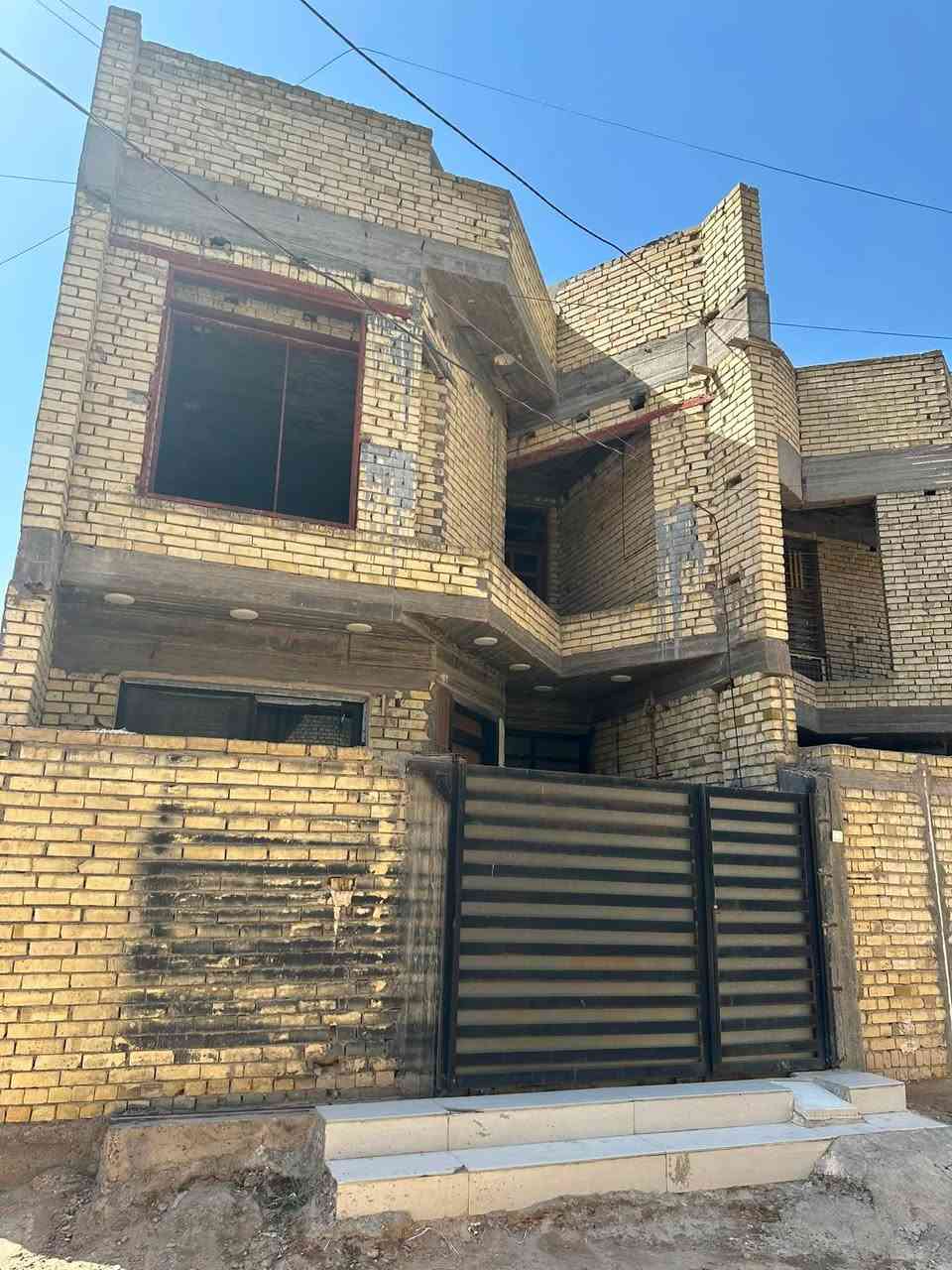 السلام عليكم
بيت في منطقة الوليد في الامن الوطني الفرع الاول خلف مدرسة المروج

البيت سنجيل مساحته 125م طابقين الاول بناء درجة اولى 

والطابق الثاني نقص بياض وكاشي فقط السطح اشتايكر كامل البيت مرمر للتواصل والاستفسار ***********
