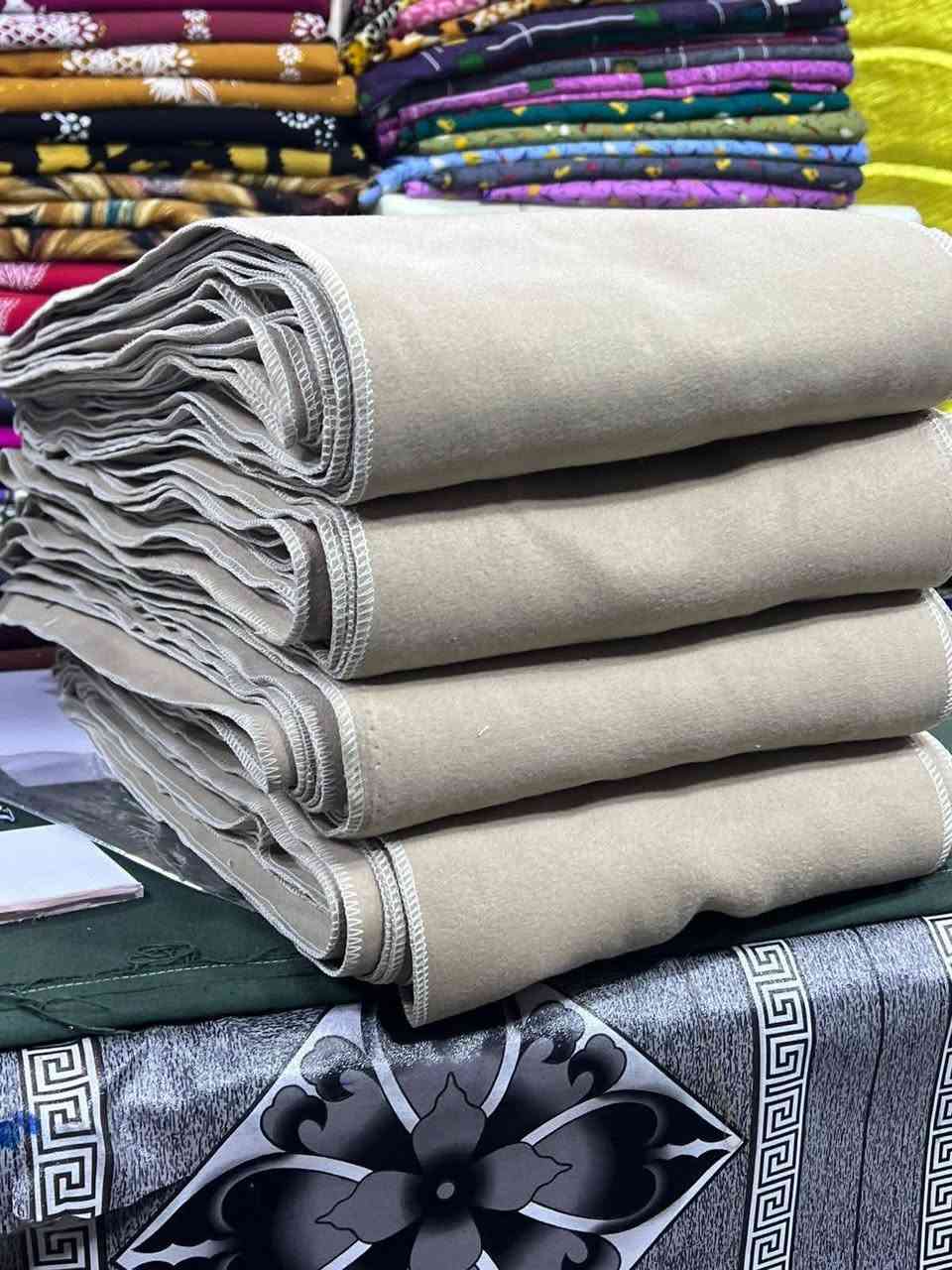 بسم الله الرحمن الرحيم 
يوجد لدينا خاميات ابيض
والوان
 الكتيم طويل و المربع  
روسي طويل ومربع   
توصيل بغداد ومحافظات ب٥
***********
***********
لايك المنشور فضلا
