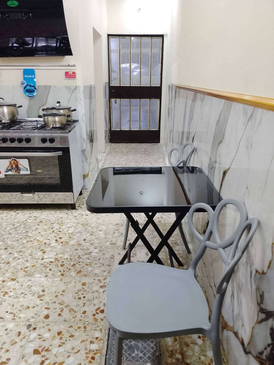 السلام عليكم بيت للبيع الشعب حي البساتين على الشارع العام مال التكاتك يم انشاءيه ابو قتيبه واقع حال مشمول بل تطويب 100متر طابق ونص سعره 50و مجال الغرفه الفوك سندويش والستقبال هم والباقي صب وسقوف ثانويه ومرتب ***********بي واتساب
